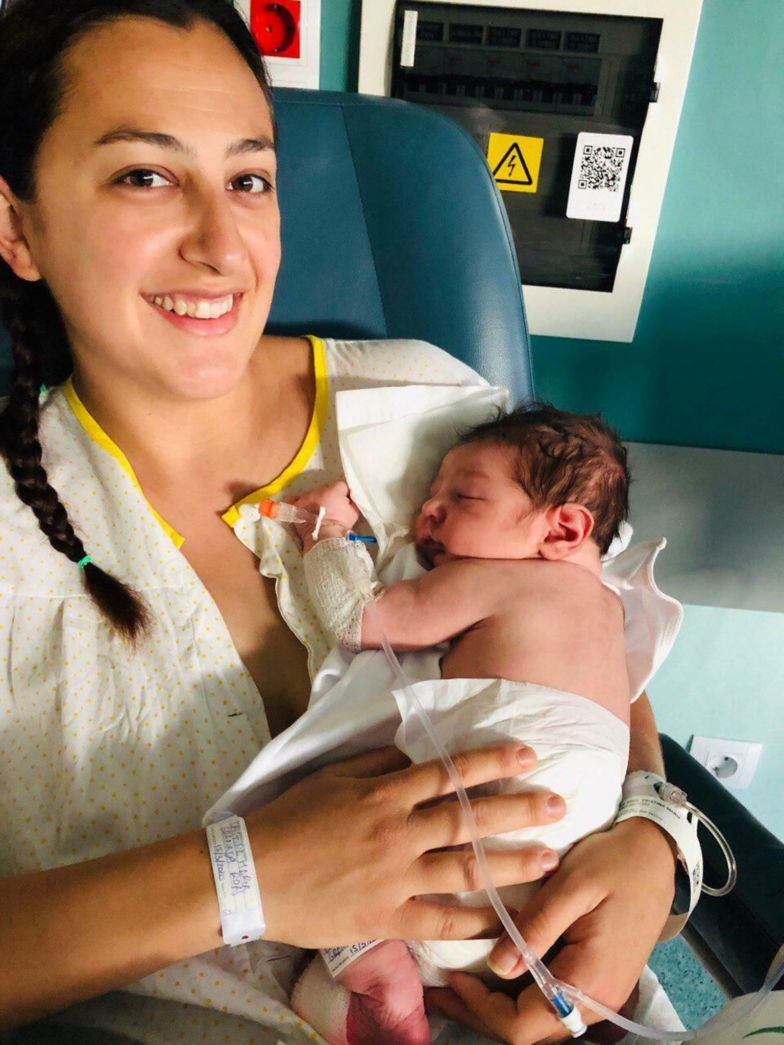 Cristina Granados sonríe junto a su bebé recién nacido en el PTS.