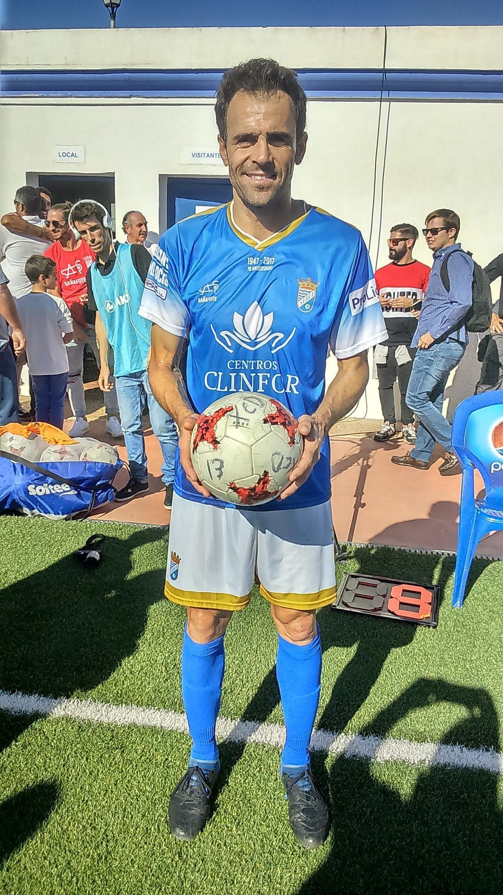 Pedro Carrión, con el balón de recuerdo de su 'hat-trick' al Espeleño.