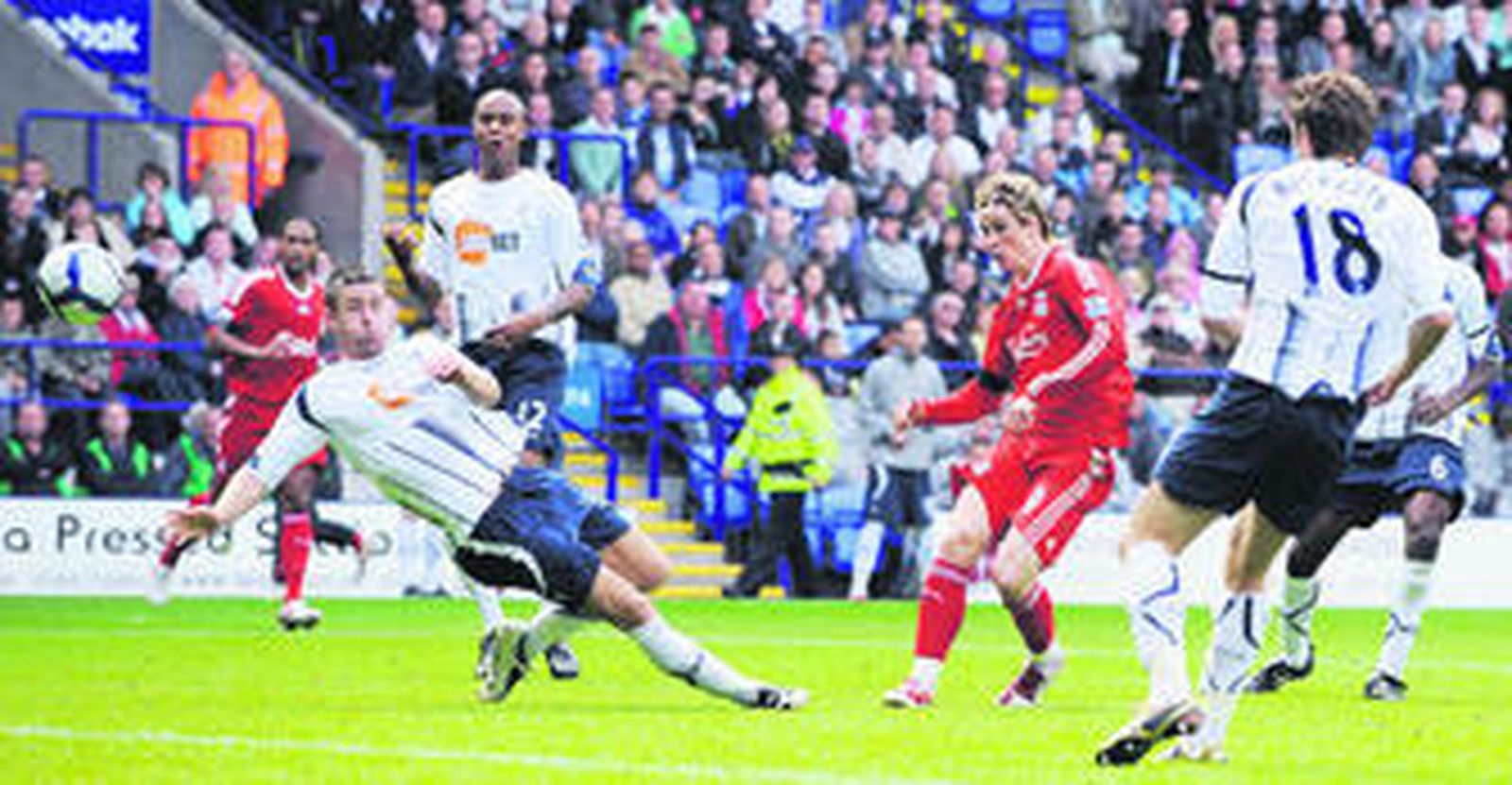 Fernando Torres dispara a puerta para anotar su gol ante el Bolton.