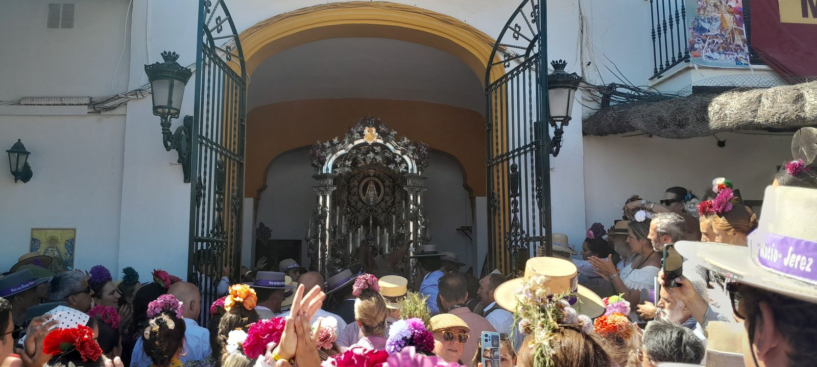 Imágenes de la llegada a la Aldea y presentación de la Hermandad del Rocío de Jerez