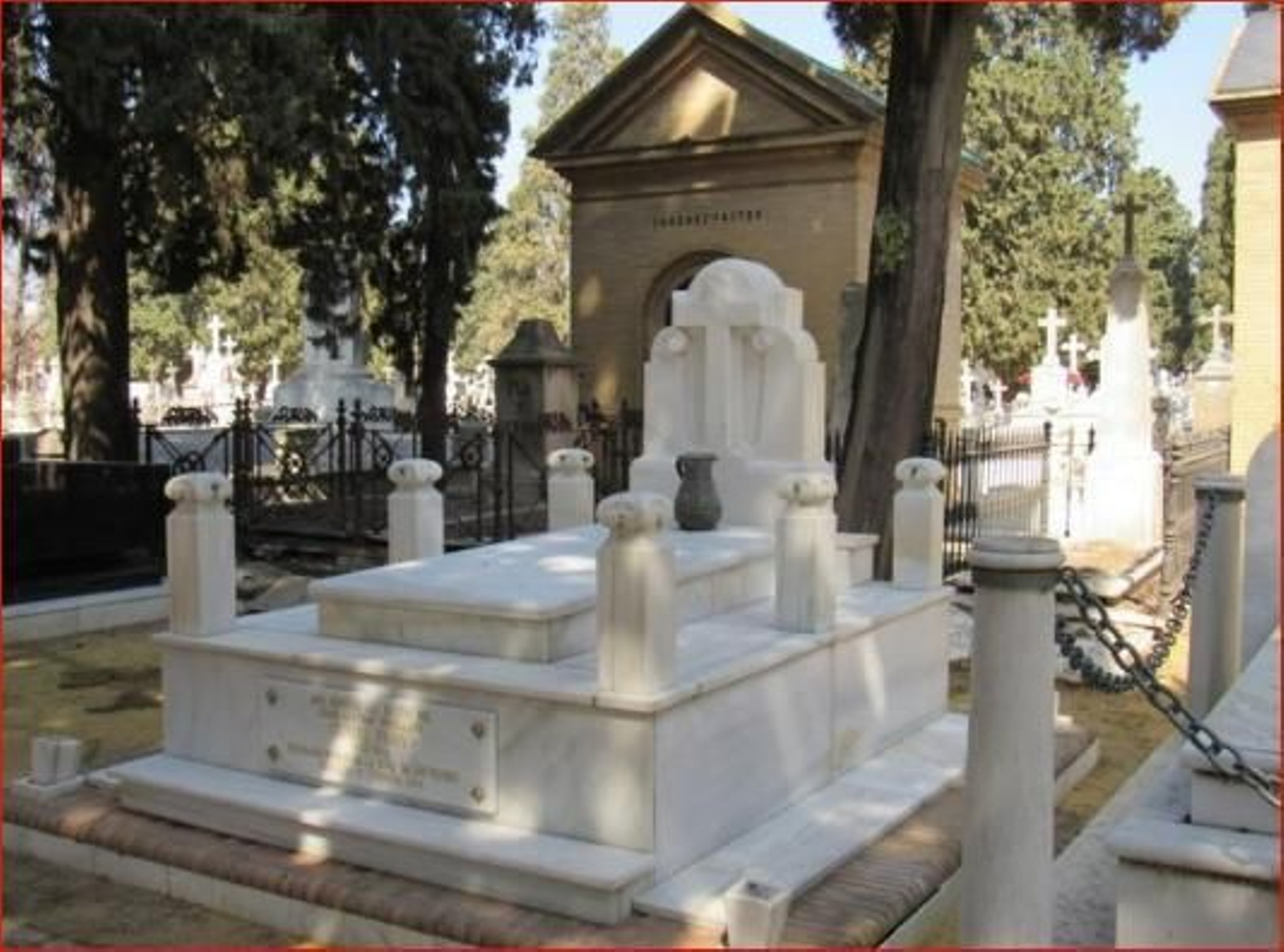 3. Panteón de la familia Pavón en el cementerio de San Fernando de Sevilla, donde reposan los restos de Tomás Pavón junto a los de sus otros familiares.