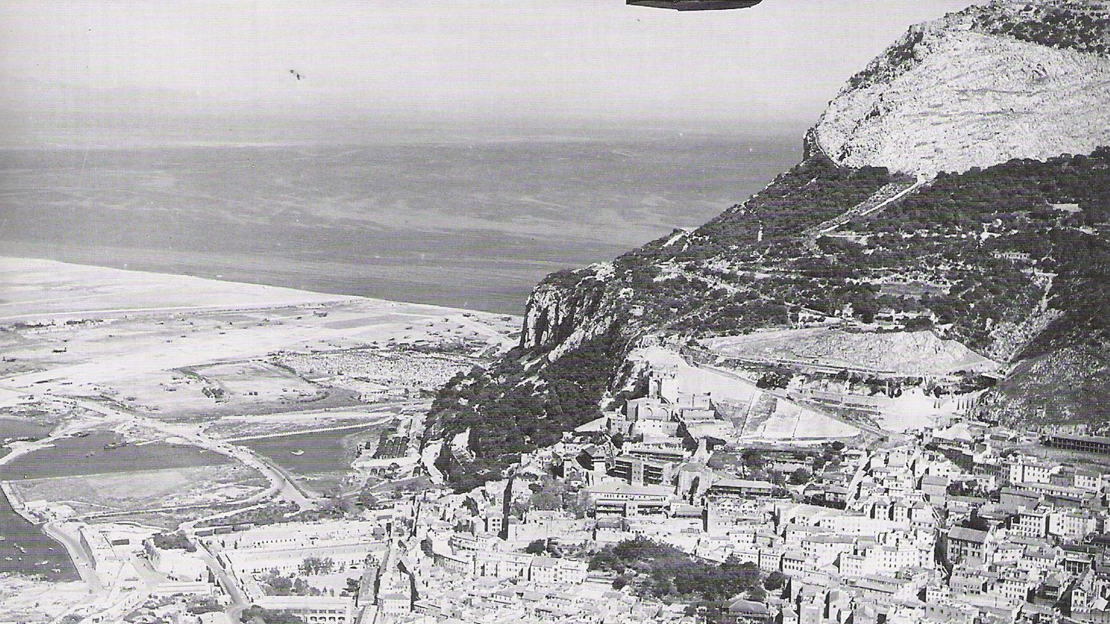Un bombardero  sobrevolando territorio gibraltareño (1941).
