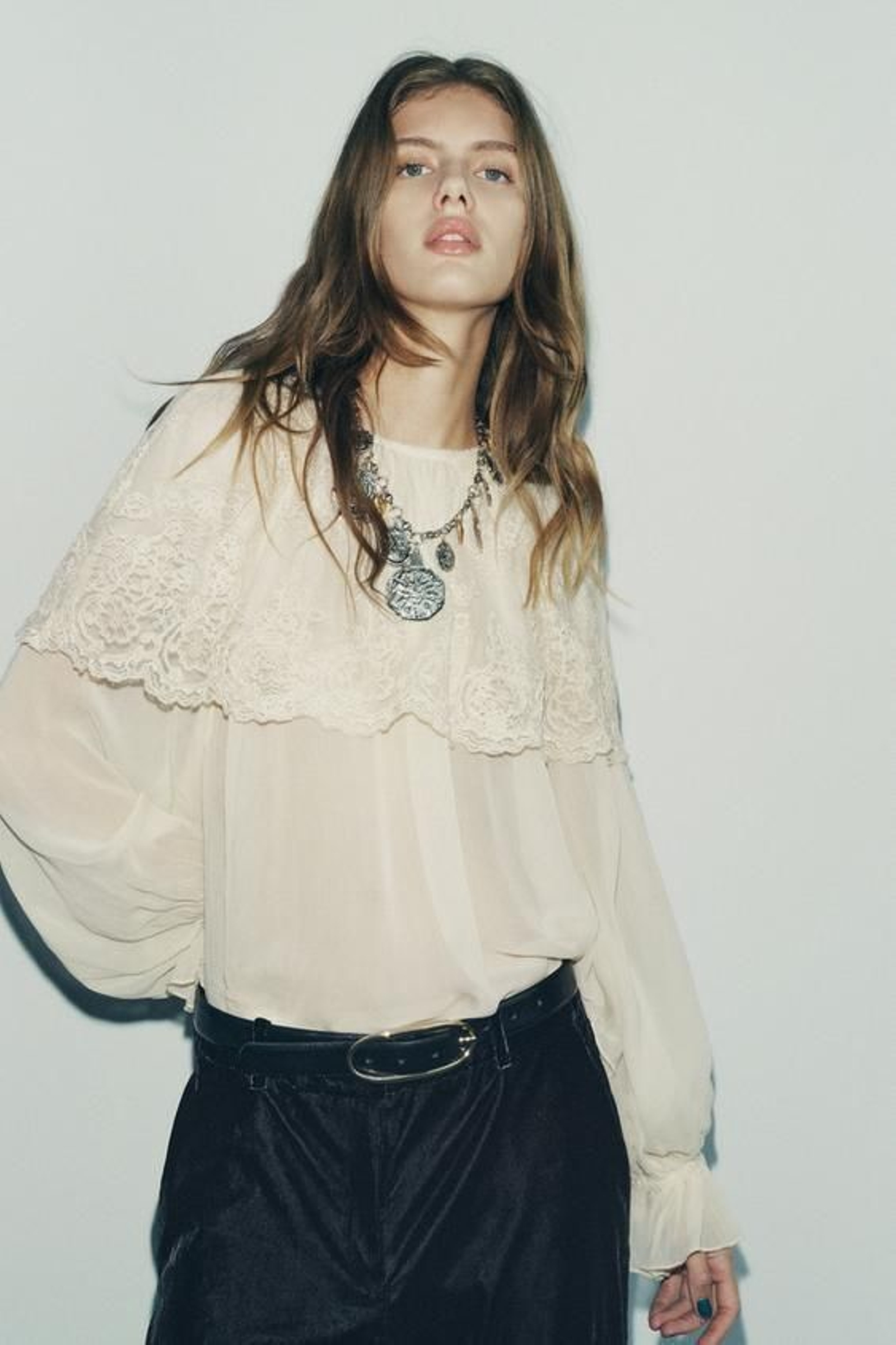 Blusa con capa de Zara.