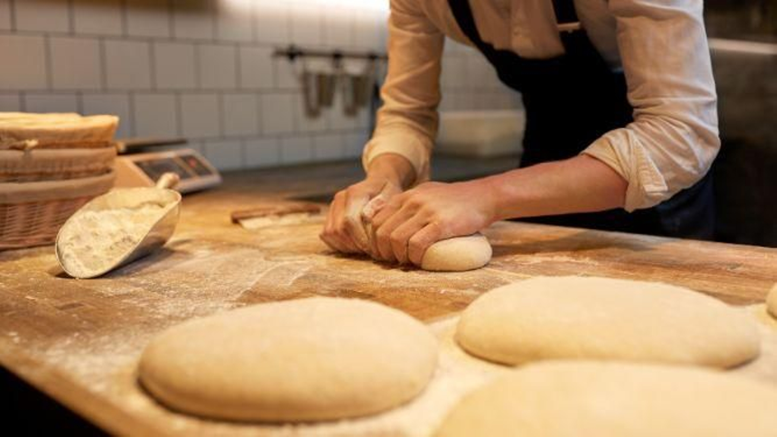 Un pastelero amasando