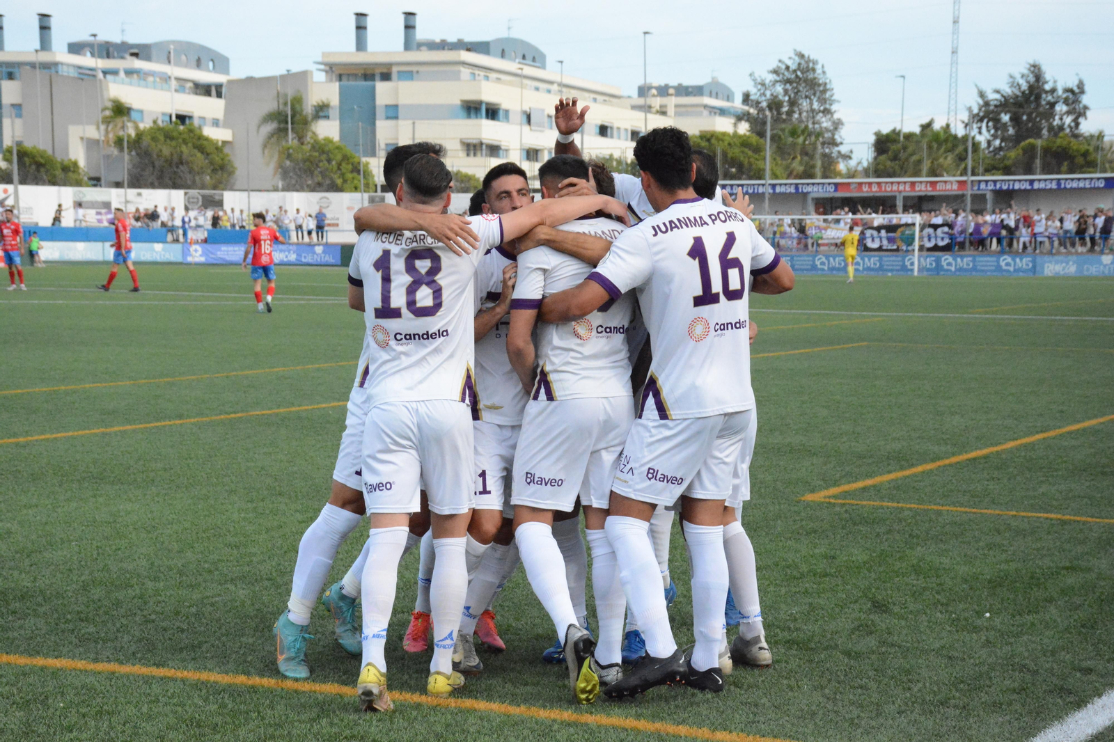 Los jugadores del Real Jaén se abrazan tras el tanto de Fernando en la ida.