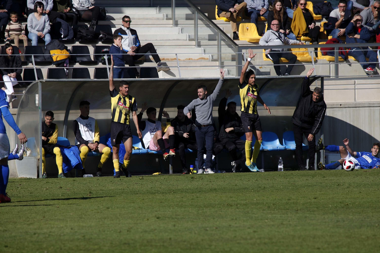 Lino, en el banquillo del San Roque de Lepe.