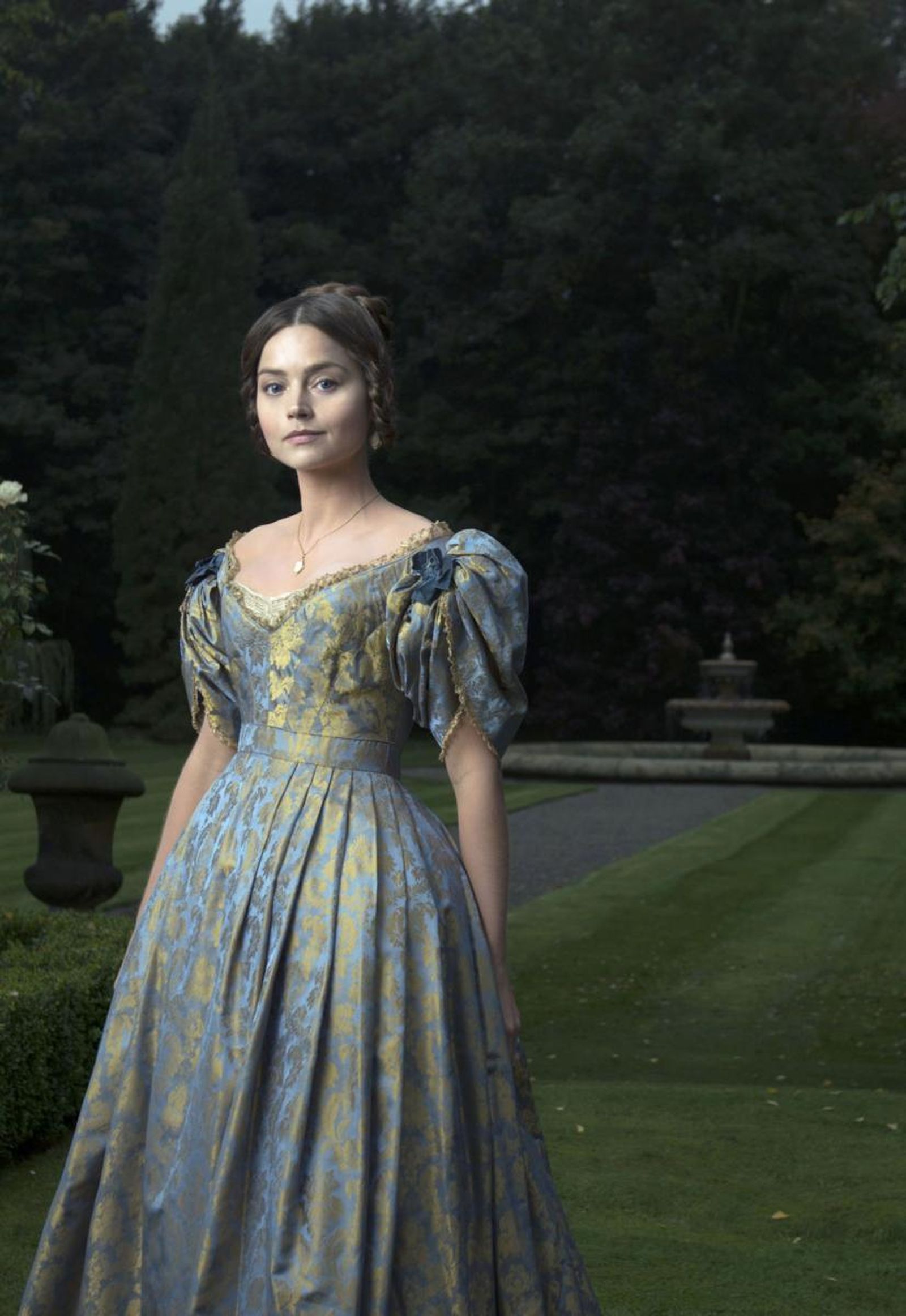 La actriz Jenna Coleman, caracterizada como la reina Victoria de Inglaterra.