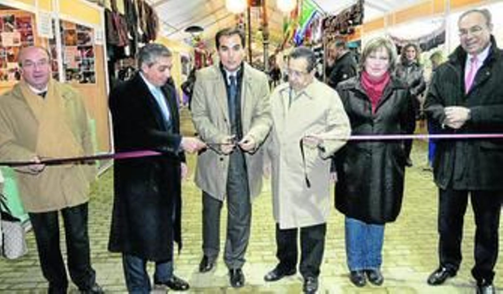 José Antonio Nieto y otros miembros de la corporación, en la inauguración de la carpa.