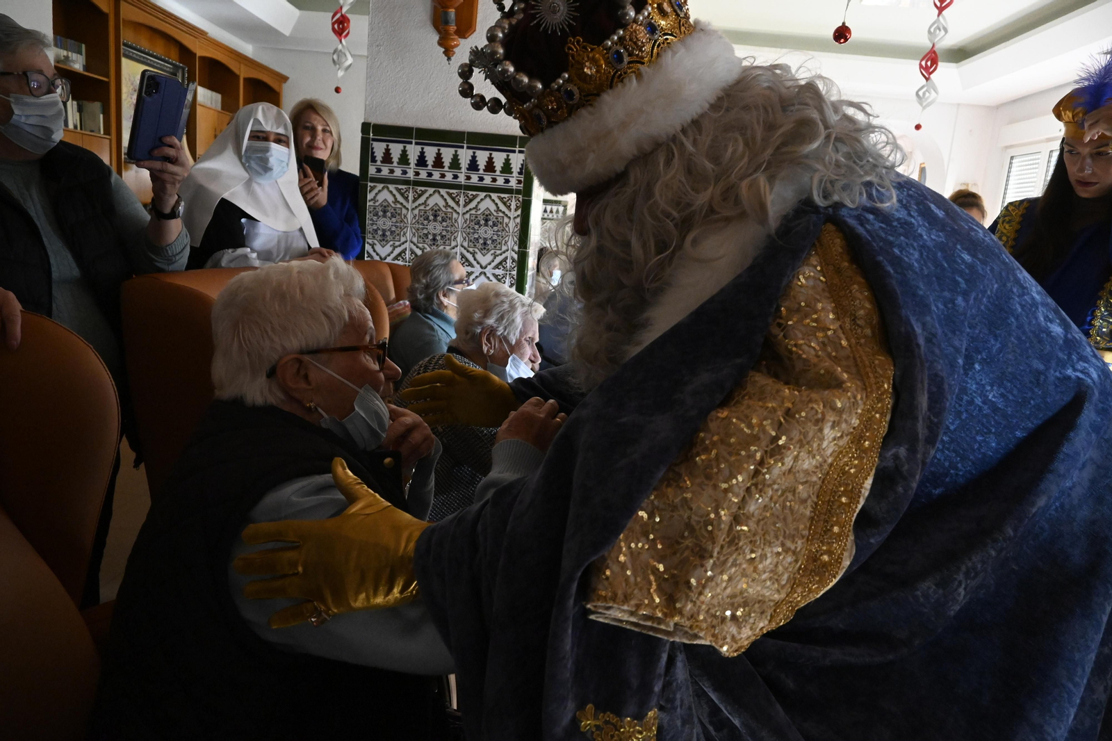 Visita de los Reyes Magos a los ancianos de los asilos de Huelva, en imágenes