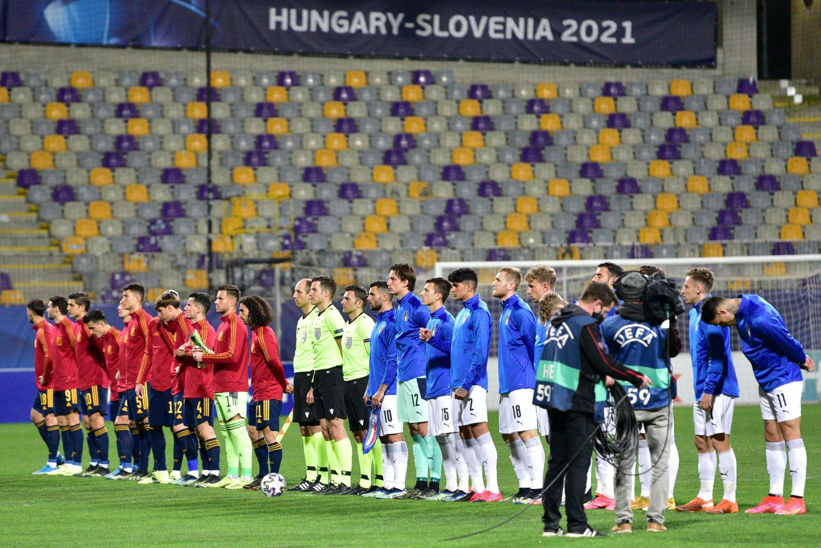 Miranda, con sus compañeros, antes de escuchar los himnos nacionales de España e Italia.