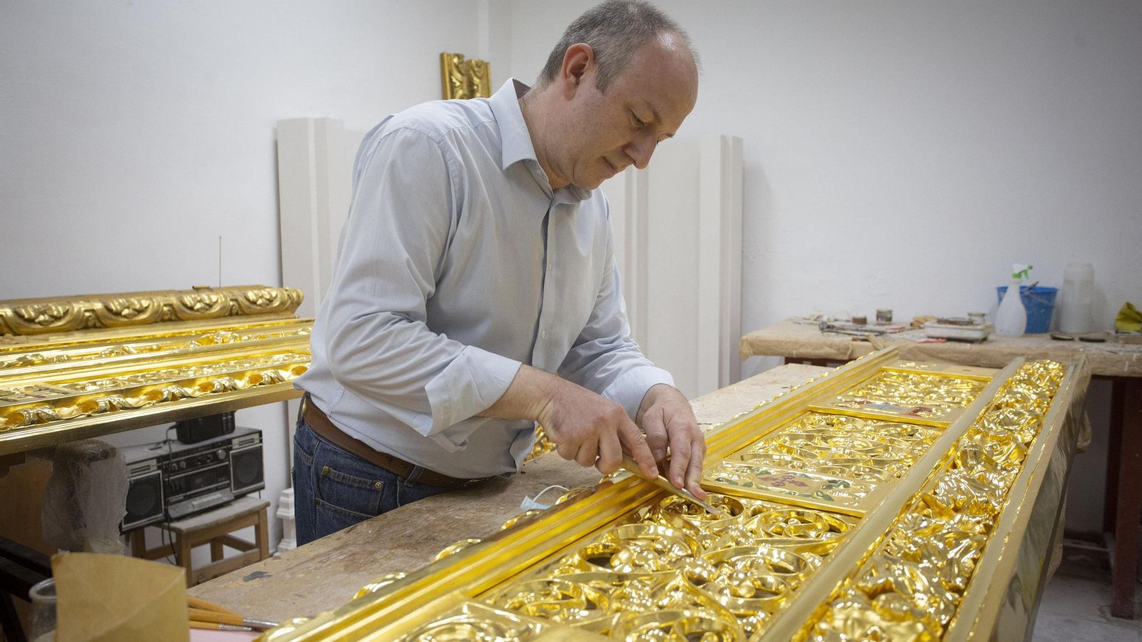 Enrique Castellanos trabajando en un paso.