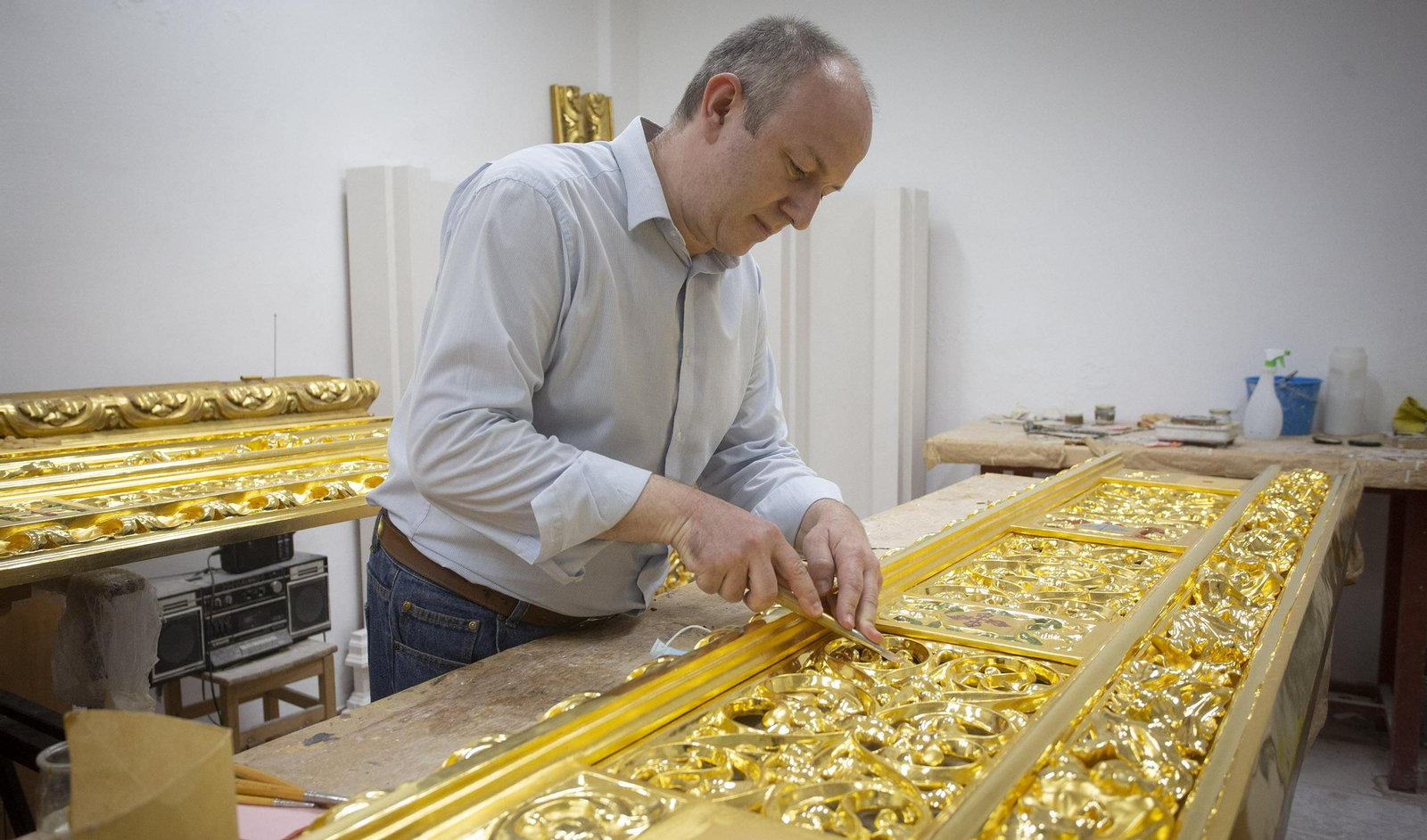 El dorador Enrique Castellanos trabajando en un paso.