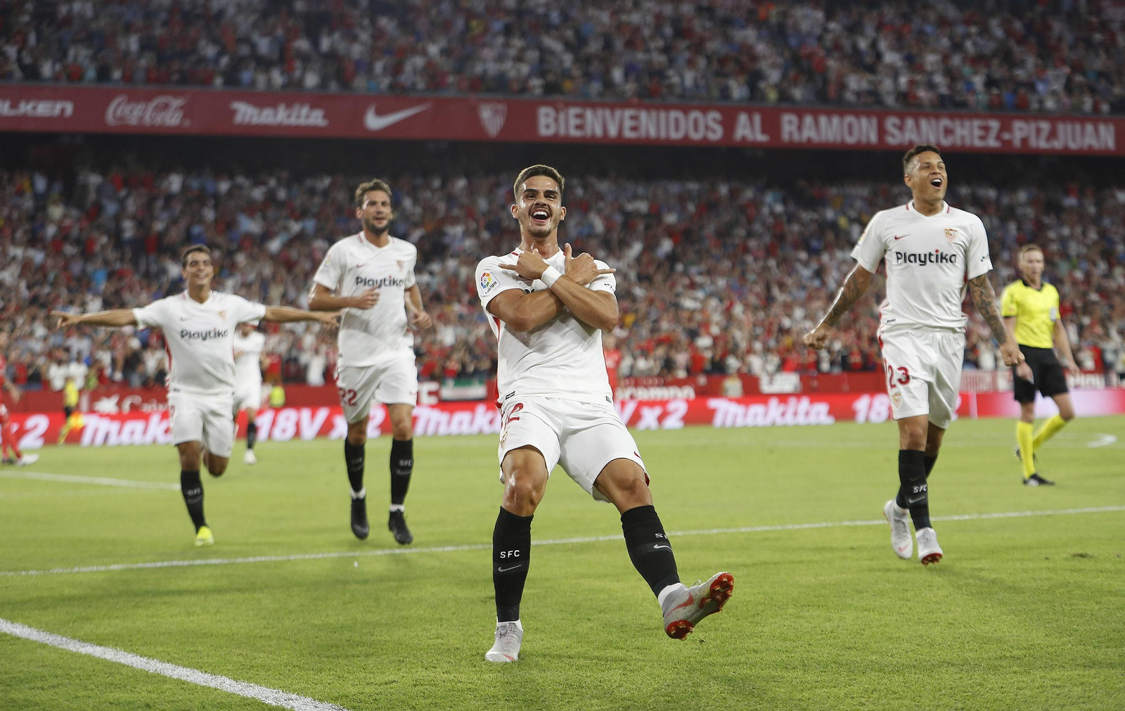 Andre Silva celebra uno de sus dos goles al Real Madrid.