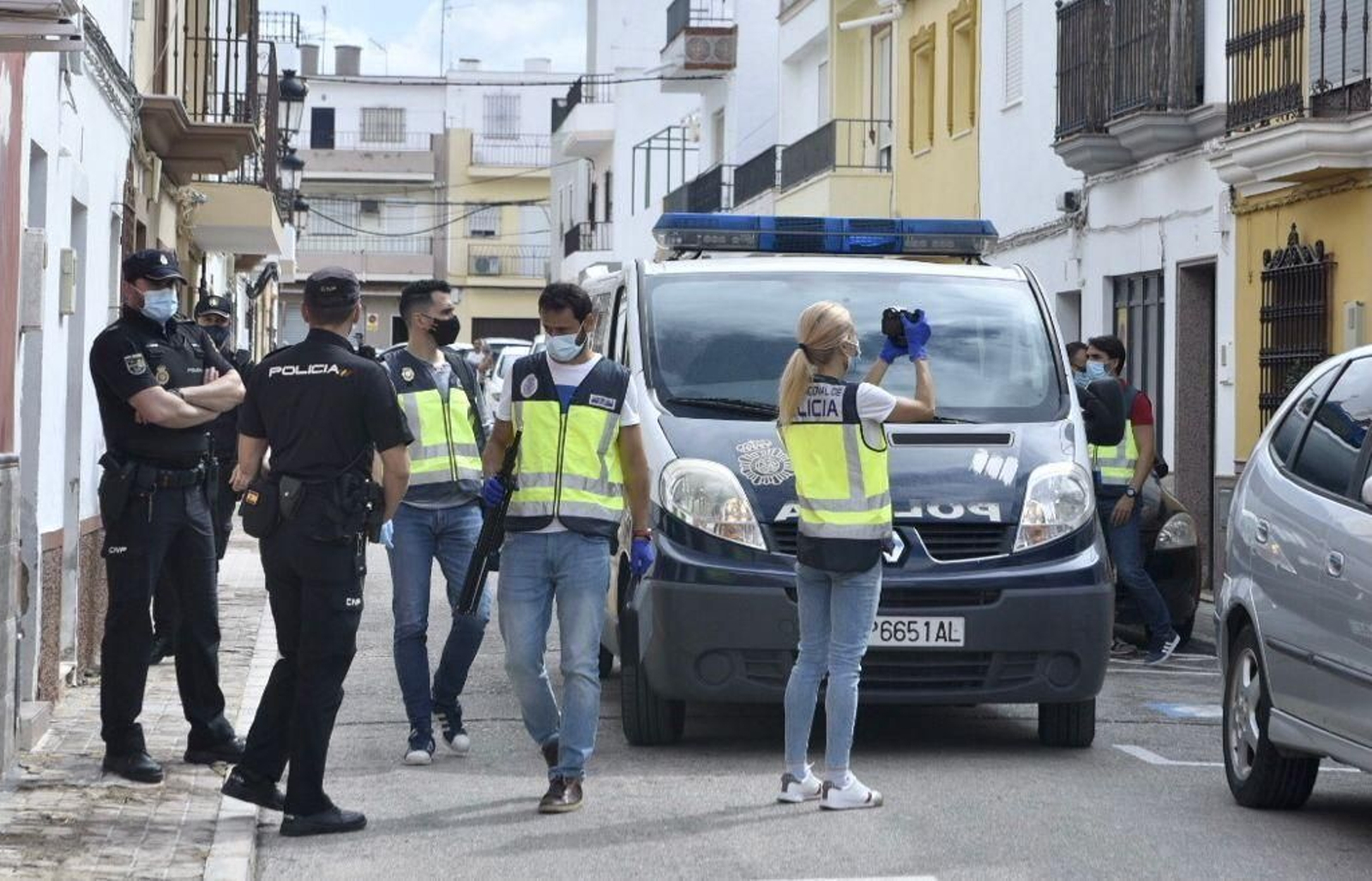Un equipo de la Policía Científica llega a la puerta de la vivienda del menor en Morón de la Frontera.