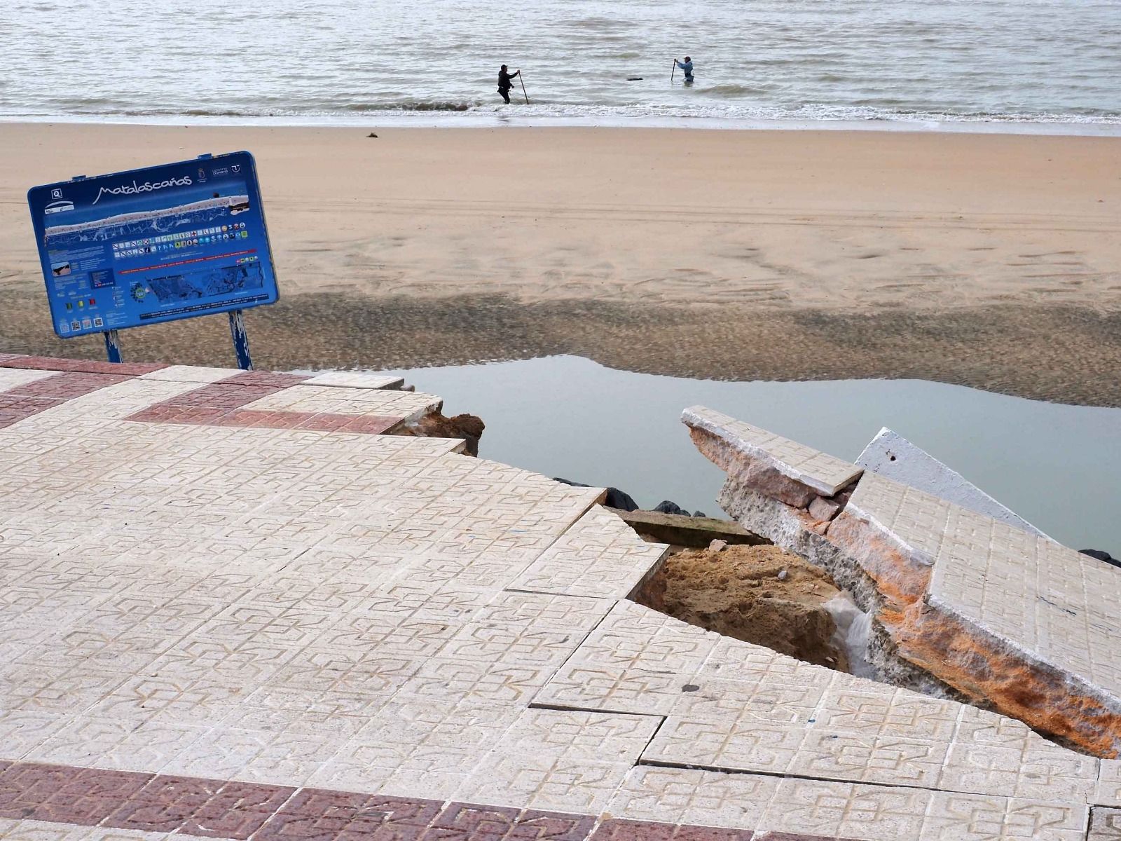 Las fotos de los destrozos del temporal en el paseo marítimo de Matalascañas