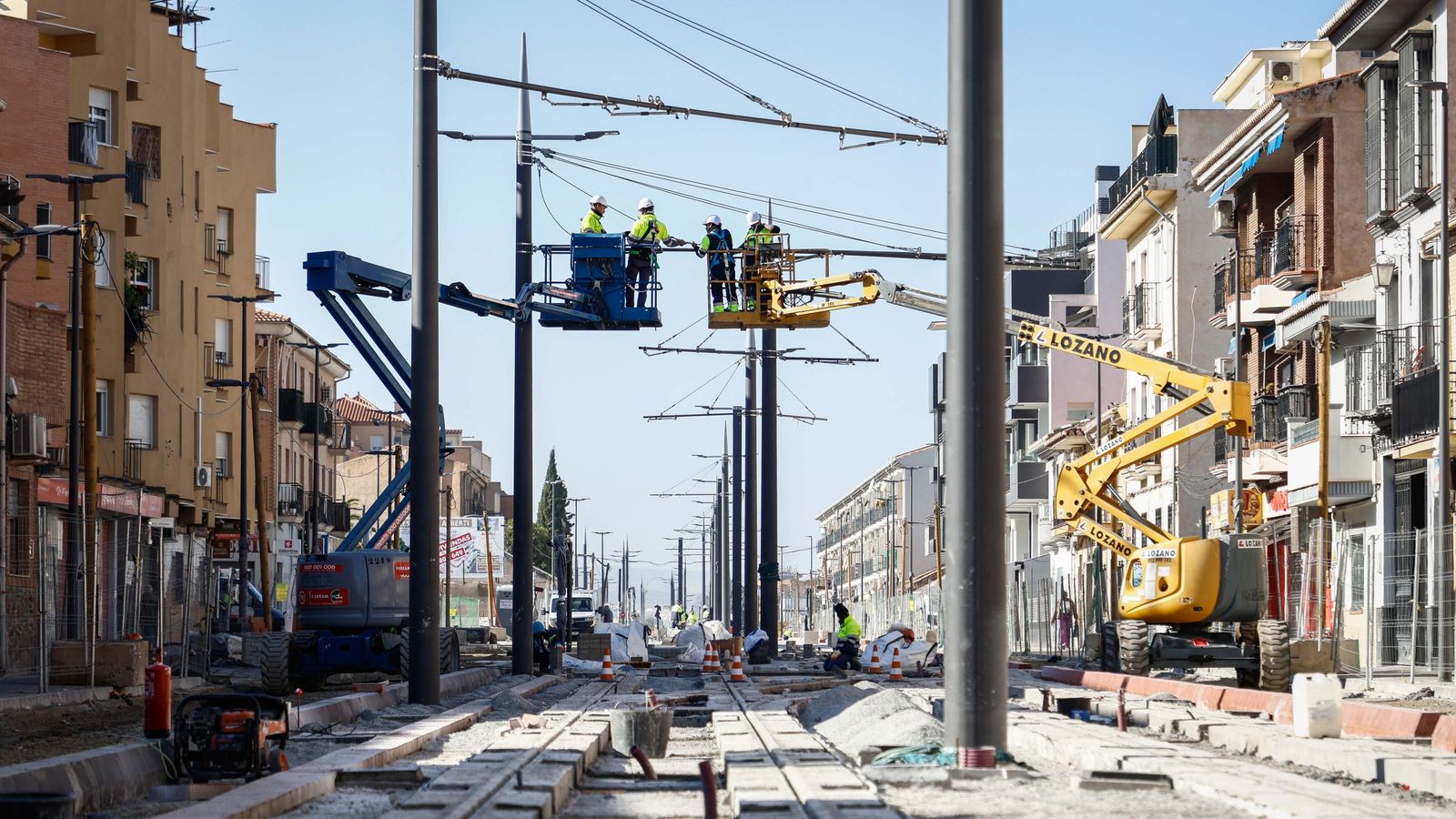 Operarios trabajando en las partes altas de la catenaria en la Avenida Poniente de Armilla