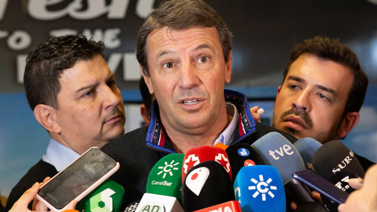 José González es el entrenador del equipo de fútbol de Wuhan.