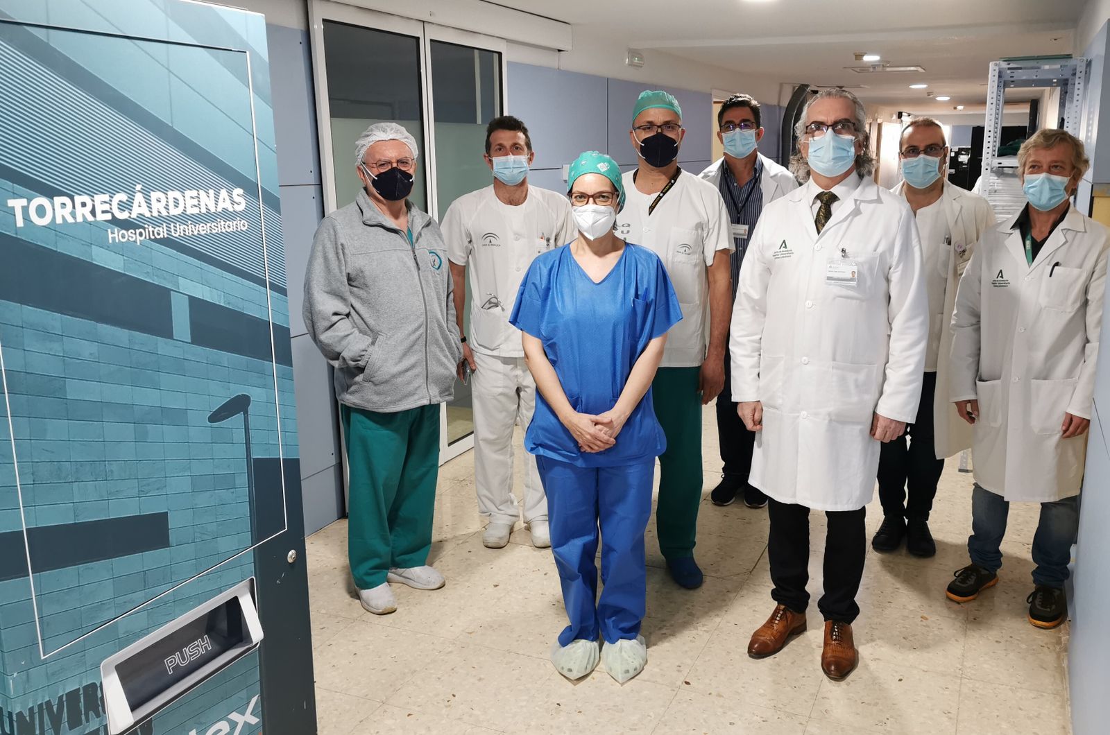El gerente y el subdirector gerente de Torrecárdenas junto al equipo que ha llevado a cabo la cirugía.