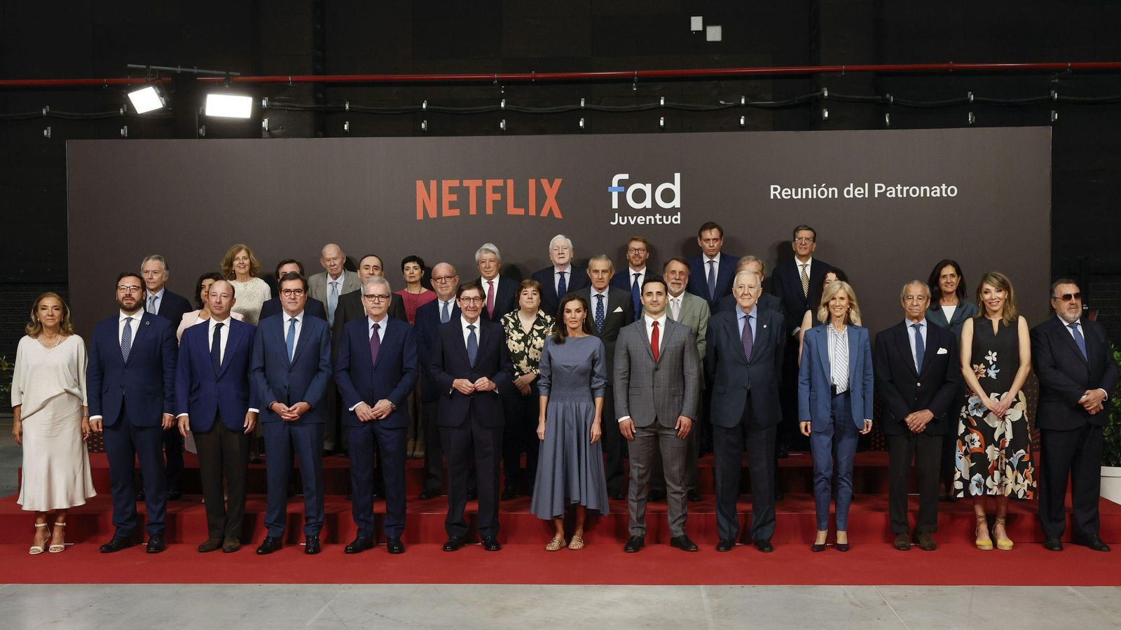 La Reina Letizia, en el centro, en la foto de familia de la reunión del patronato de la Fundación FAD Juventud. La Reina Letizia, en el centro, en la foto de familia de la reunión del patronato de la Fundación FAD Juventud.