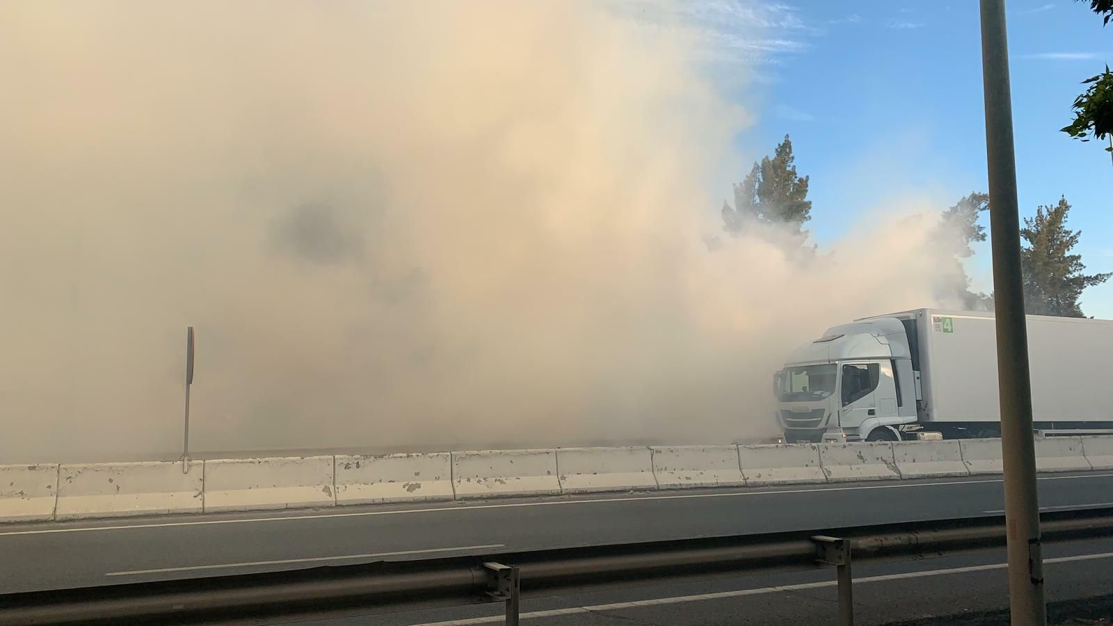 El incendio cerca del Decathlon de Alcalá