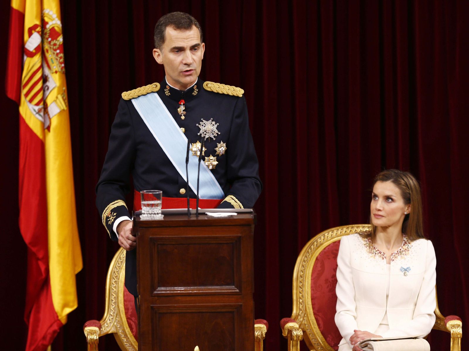 Felipe  VI, junto a doña Letizia, en su primer discurso ante las Cortes tras su proclamación.