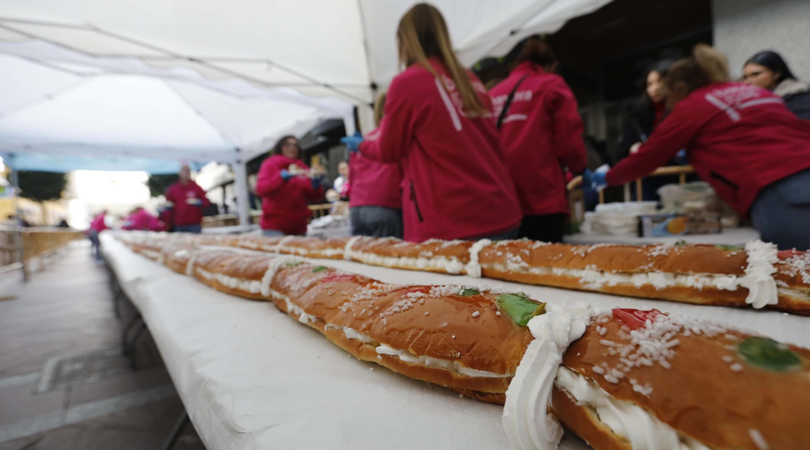 Fotos del roscón de Reyes solidario de Apymeal en Algeciras