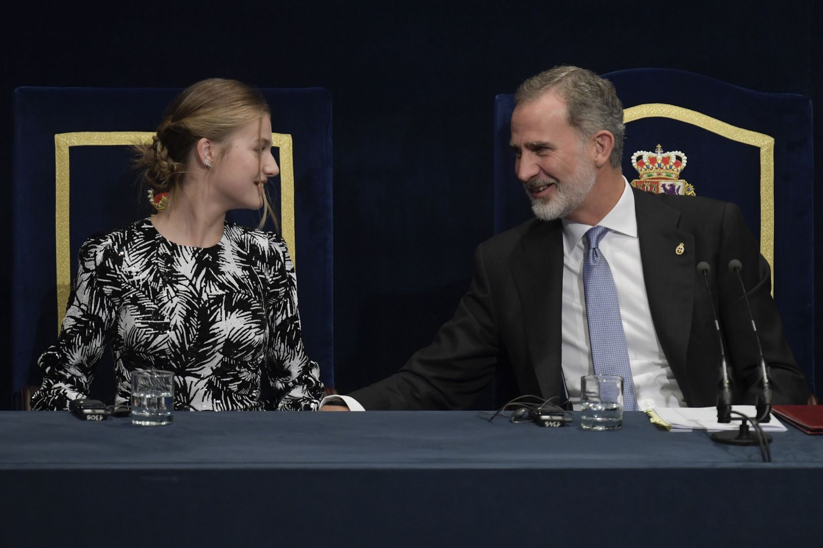 El Rey conversa con doña Leonor en la entra de los Premios Princesa de Asturias
