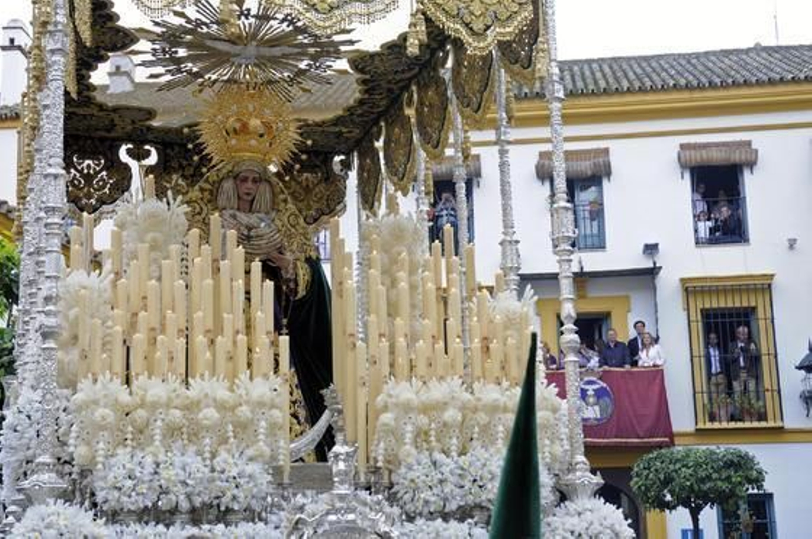 La Hermandad del Rocío hace su estación de penitencia bajo la amenaza de lluvias.  Foto: Juan Carlos Vázquez