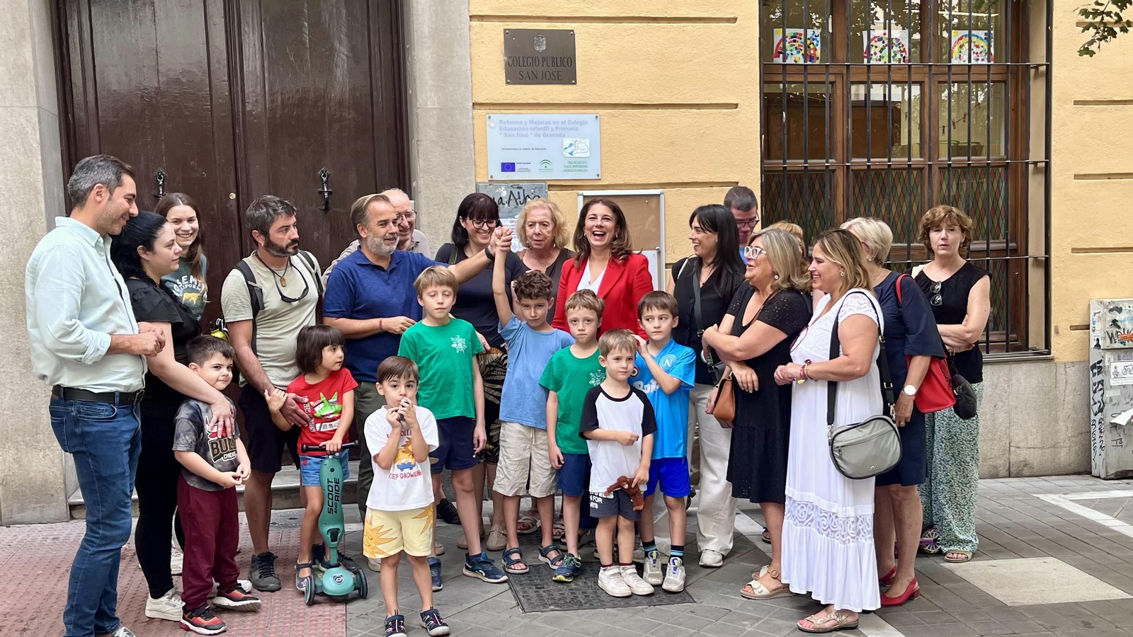 Los socialistas han acompañado este lunes a familias y escolares en la puerta del centro.