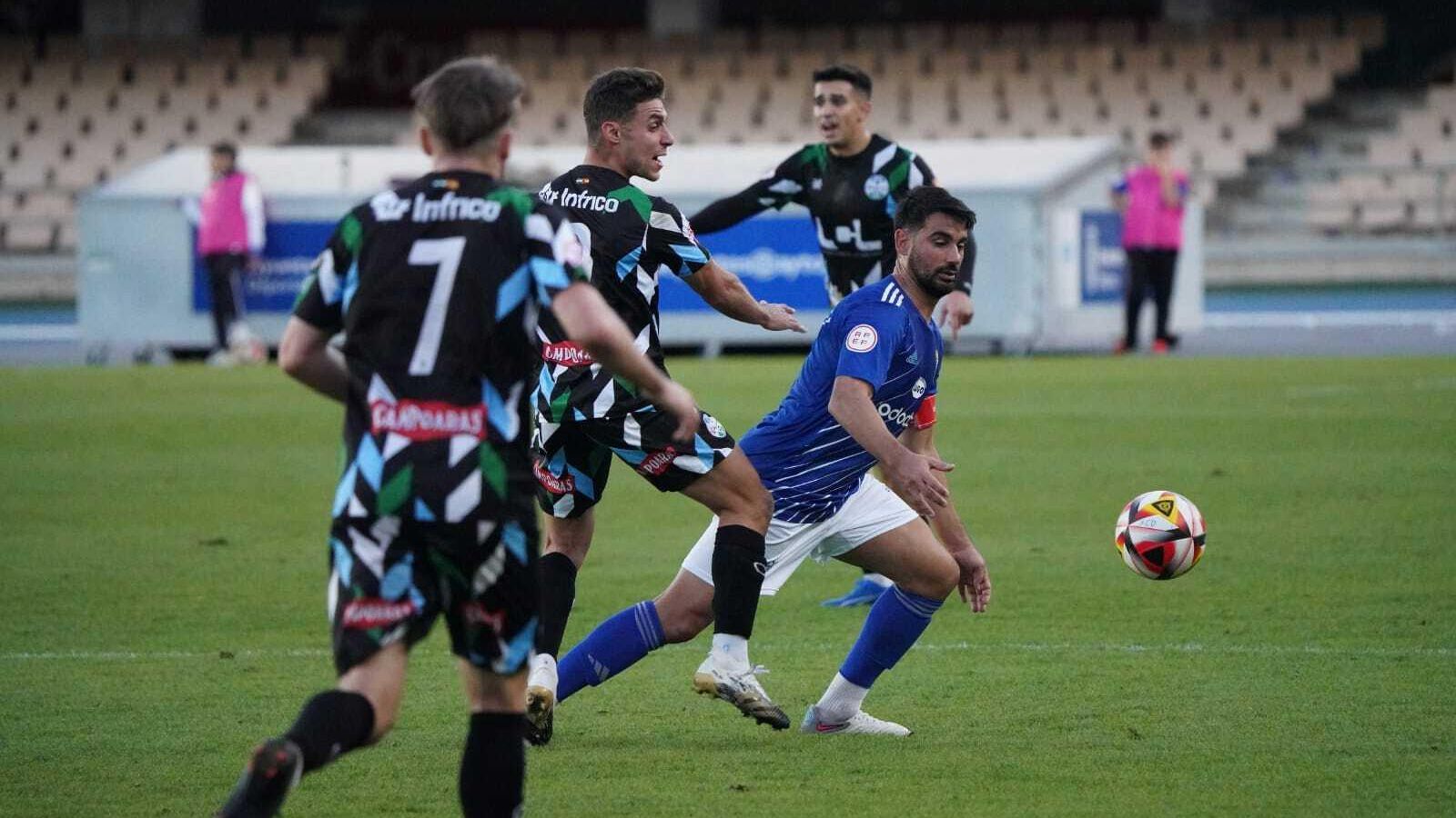 Adri Rodríguez se marcha de un jugador lucentino.