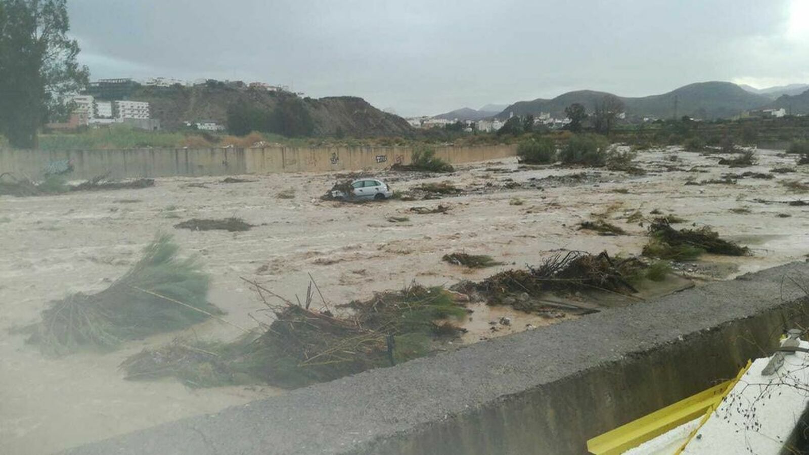 Un vehículo atrapado en una de las ramblas que resucitaron con la DANA