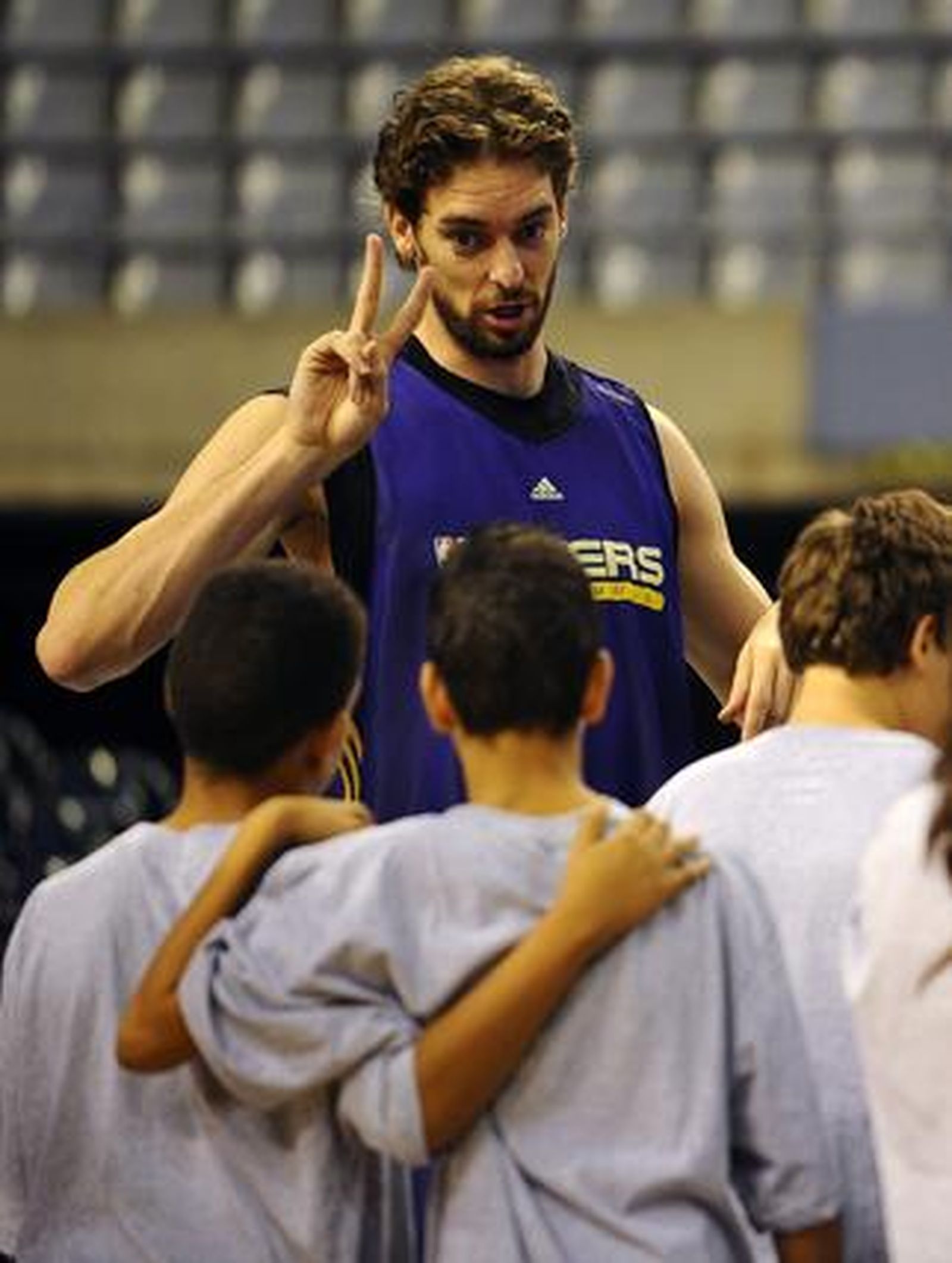 Los Lakers preparan su partido de la gira europea de la NBA frente al Regal Barcelona. / AFP