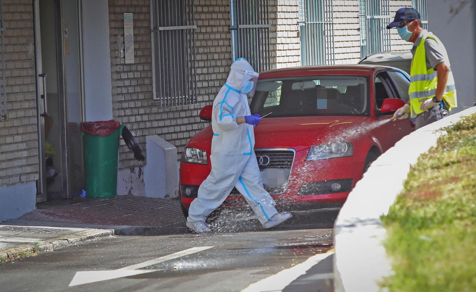 Un sanitario realizando una prueba de PCR en el 'autocovid' del Hospital de Jerez.