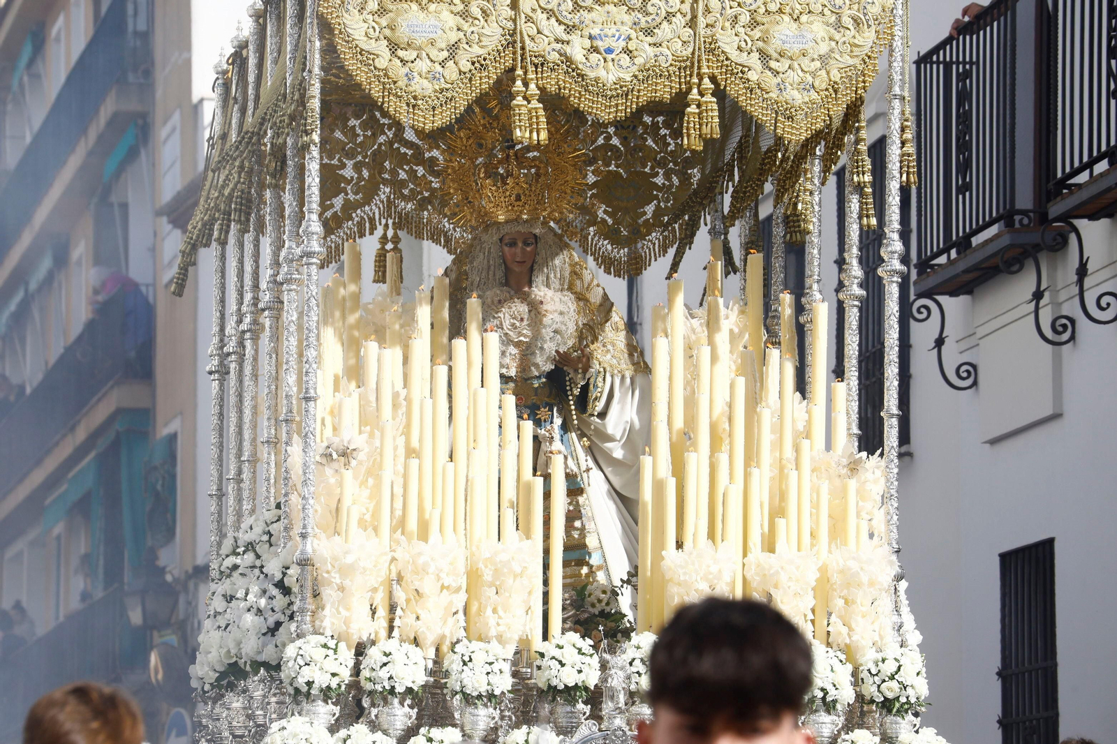 Domingo de Resurrección en Córdoba: la procesión de la hermandad del Resucitado, en imágenes