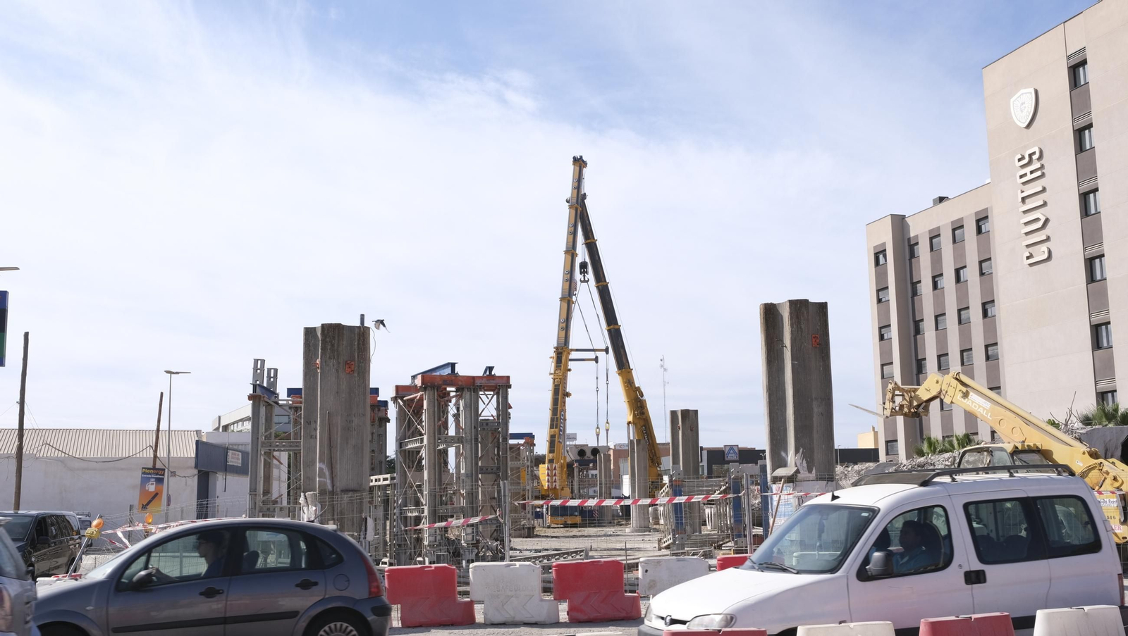 El Puente de la Avenida del Mediterráneo en su última fase de desmantelamiento, en imágenes