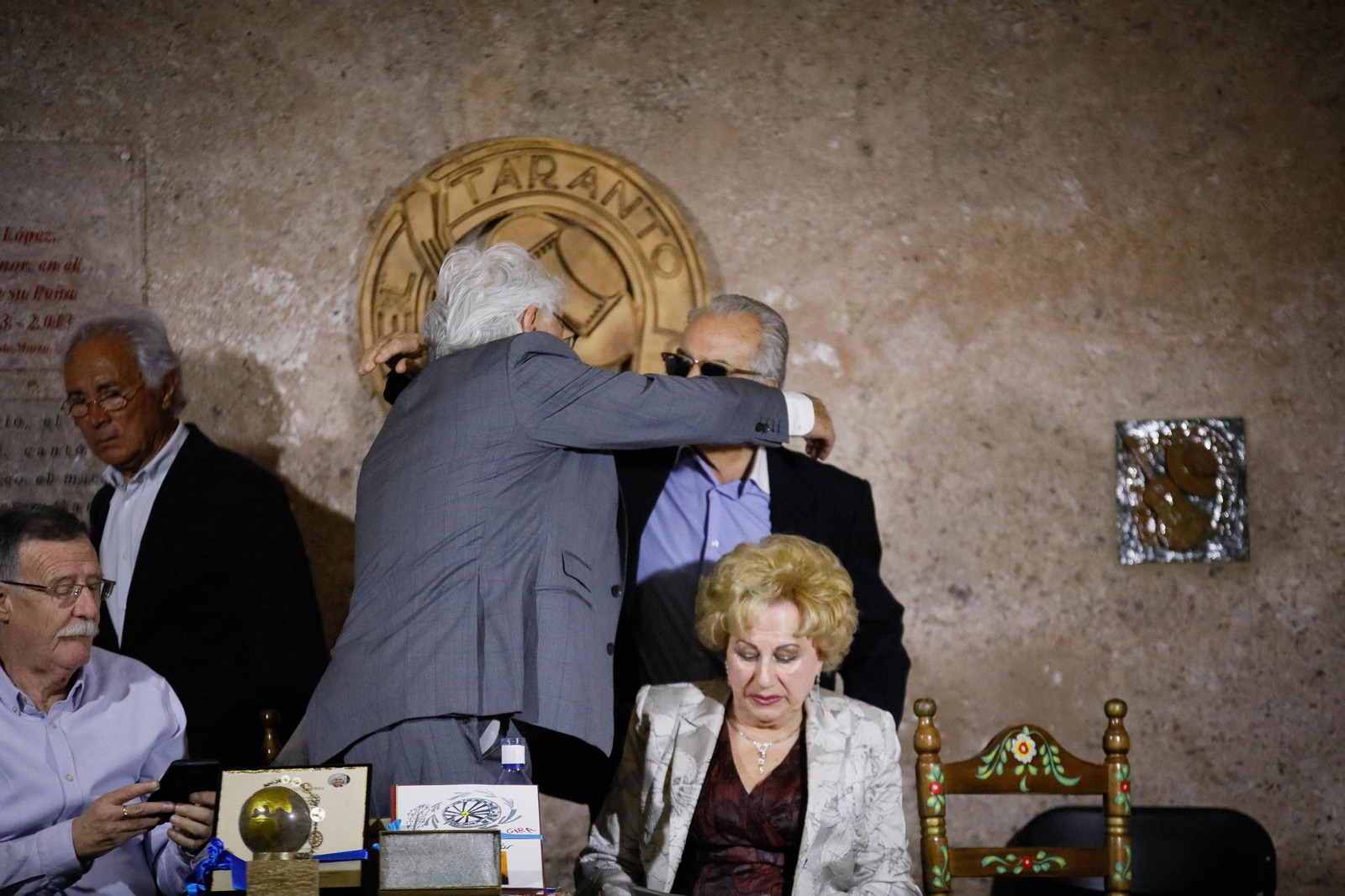 Entrega de Anagrama de Oro y Brillantes de la Ciudad de Almería a Andrés Caparrós en imágeness