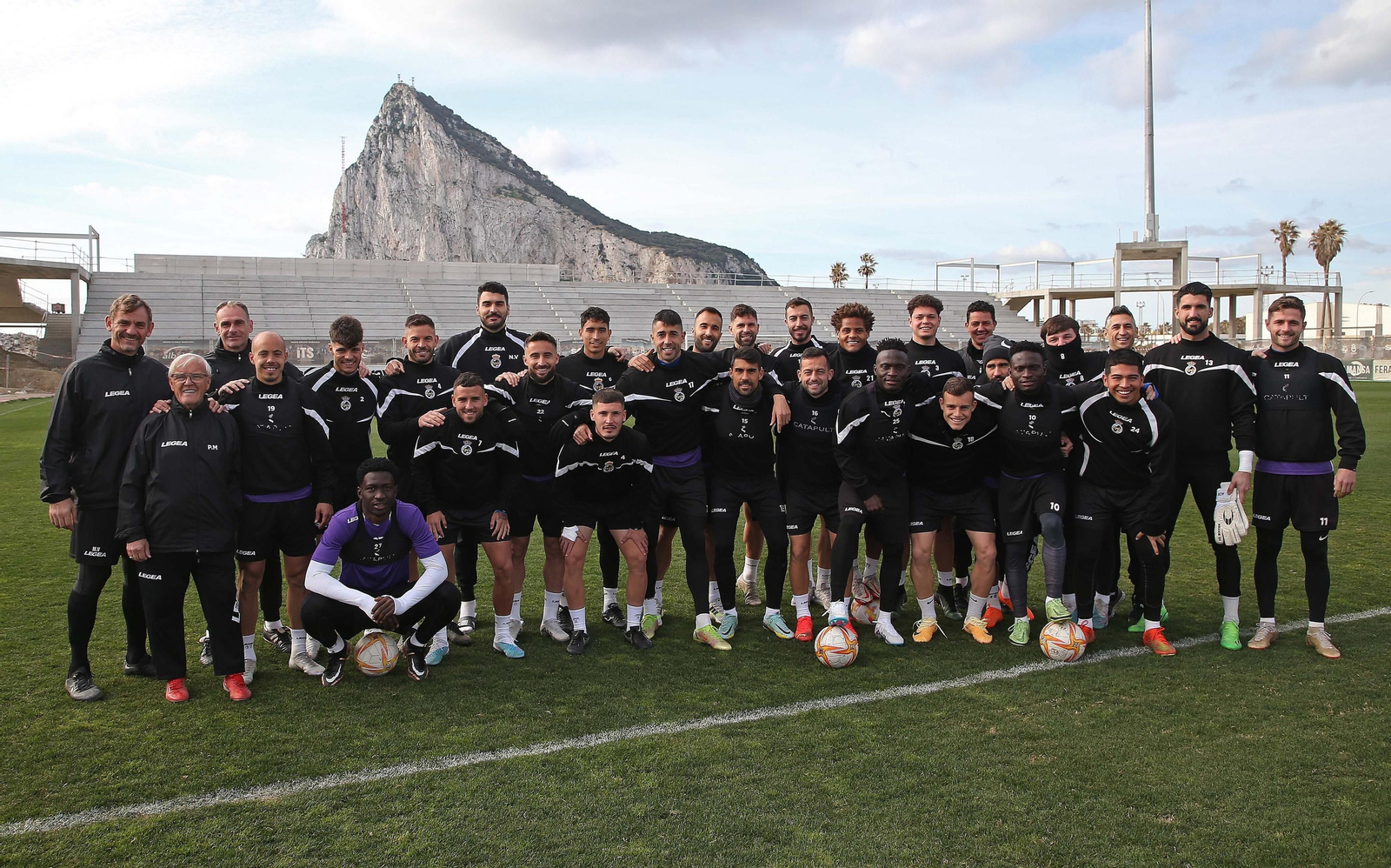Jugadores y técnicos de la Balona posan tras el entrenamiento de este sábado Jugadores y técnicos de la Balona posan tras el entrenamiento de este sábado