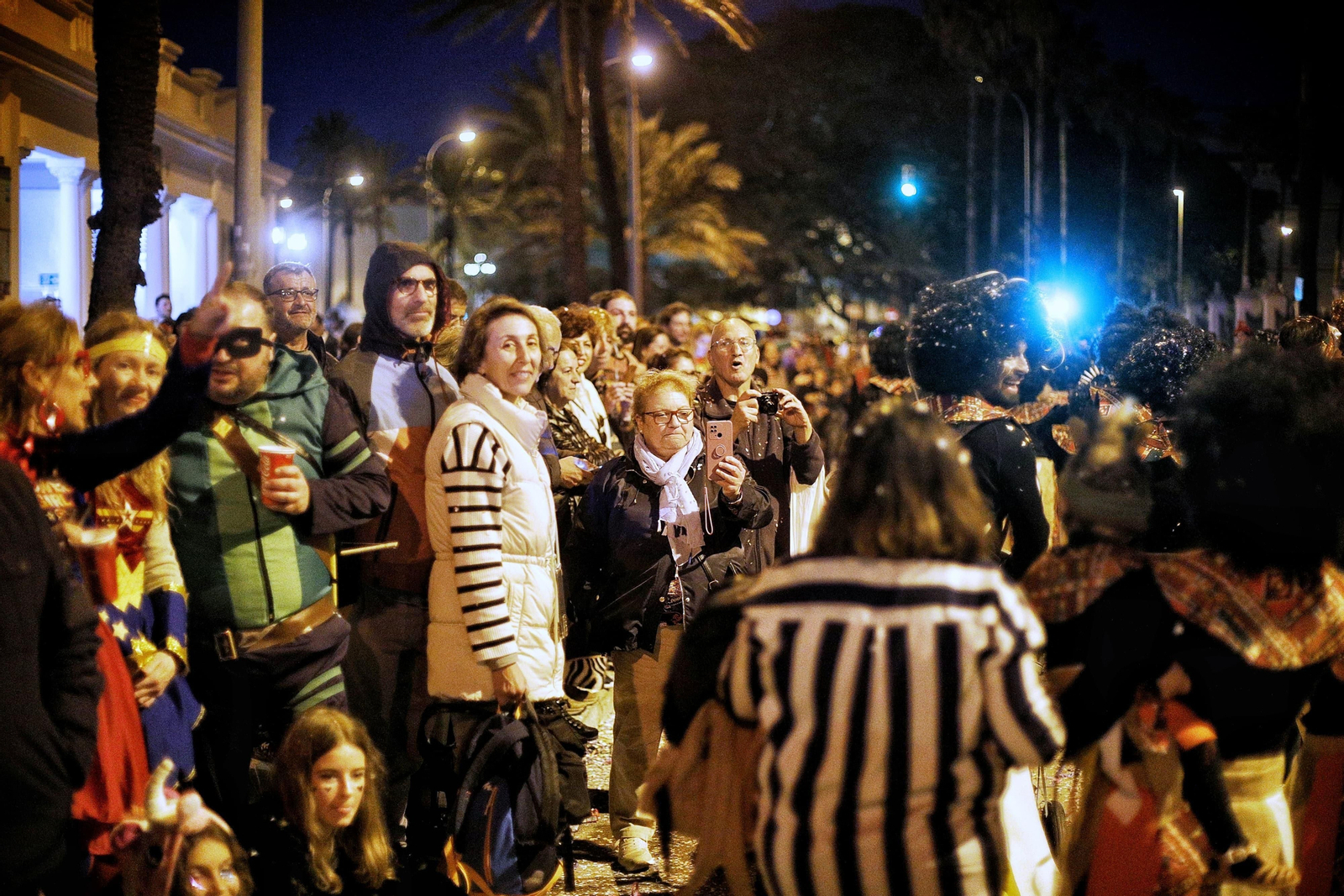 Las imágenes de la divertida Cabalgata del Humor del Carnaval de Cádiz 2024