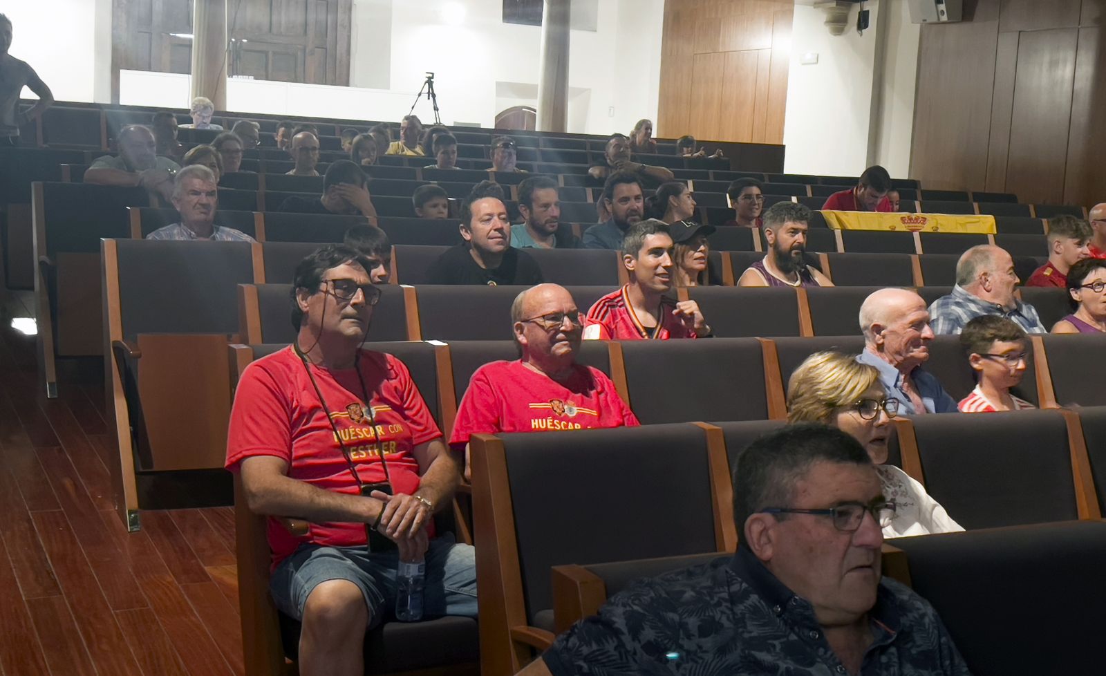 Huéscar arropa a su paisana desde el Teatro Oscense