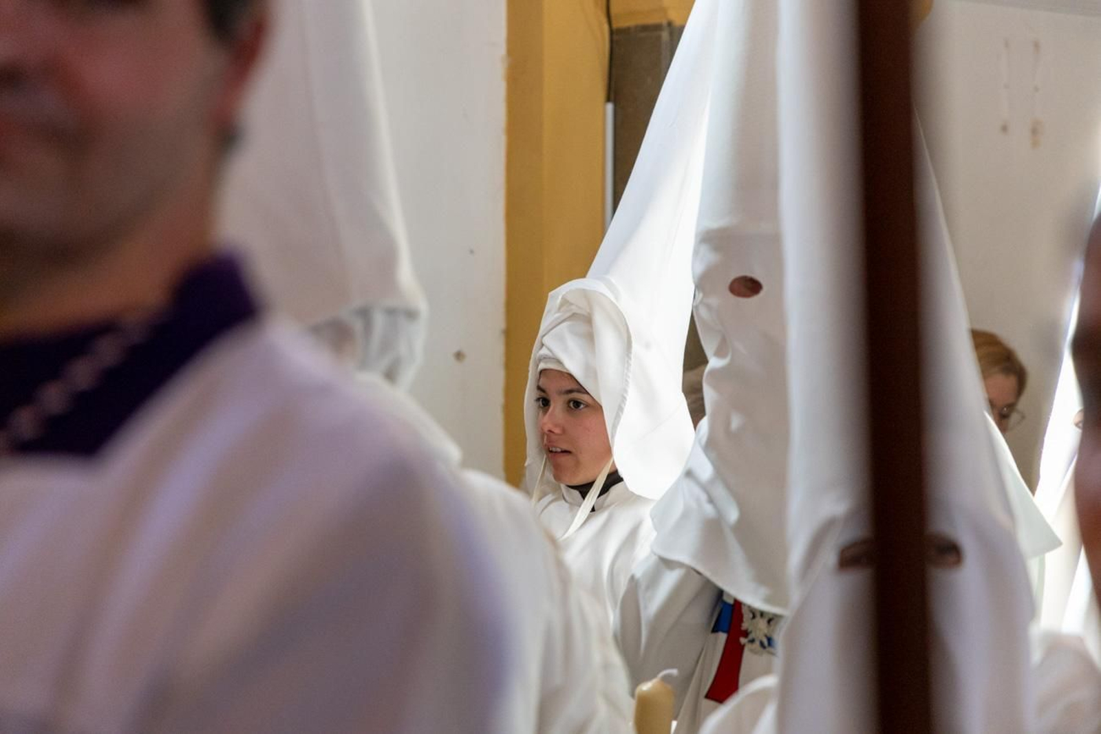 El Miércoles Santo inicia la tarde con los nazarenos trinitarios del barrio de Santa Isabel