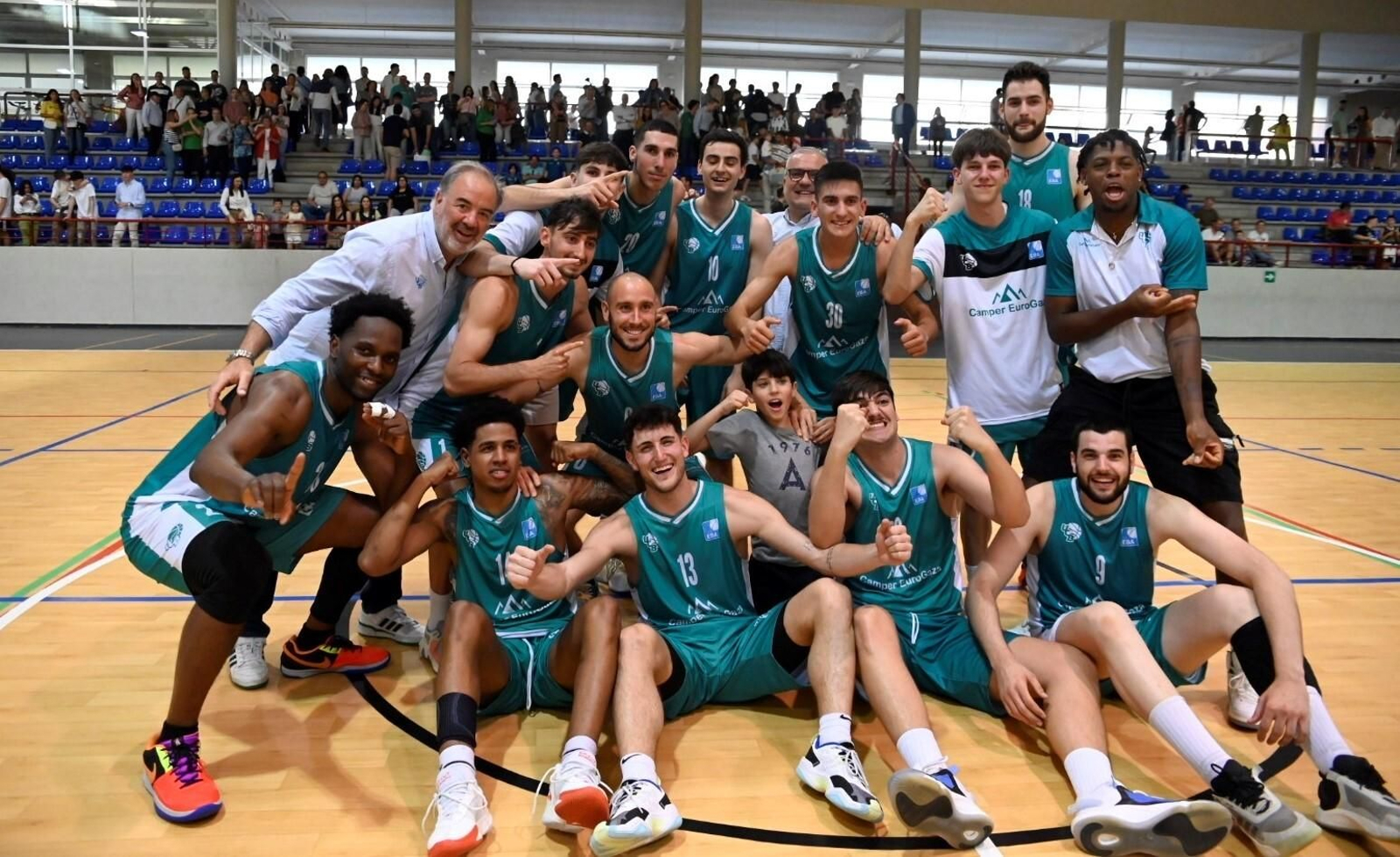 Los jugadores y cuerpo técnico de UCB celebran su pase a la fase de ascenso.