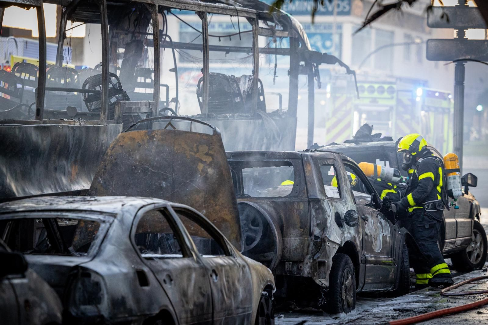 Así ha quedado el autobús que ha ardido esta mañana en Cádiz
