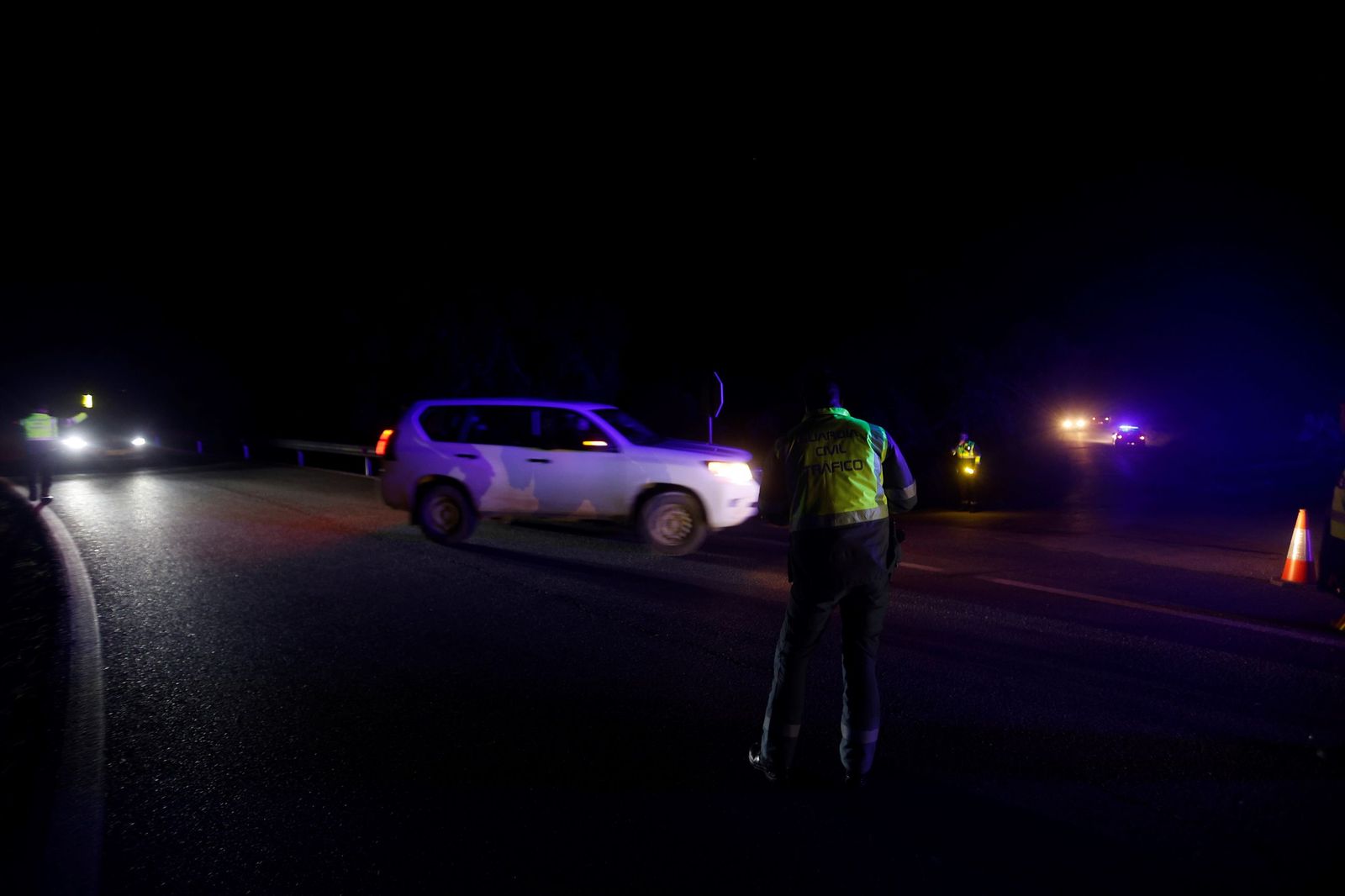 Las imágenes de los vehículos de emergencias evacuando a los pasajeros del descarrilamiento en Adamuz
