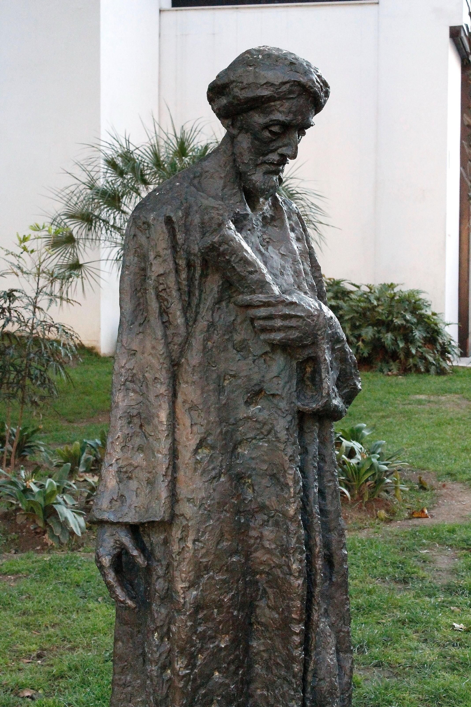 La escultura de Ibn Gabirol, en la calle Alcazabilla.