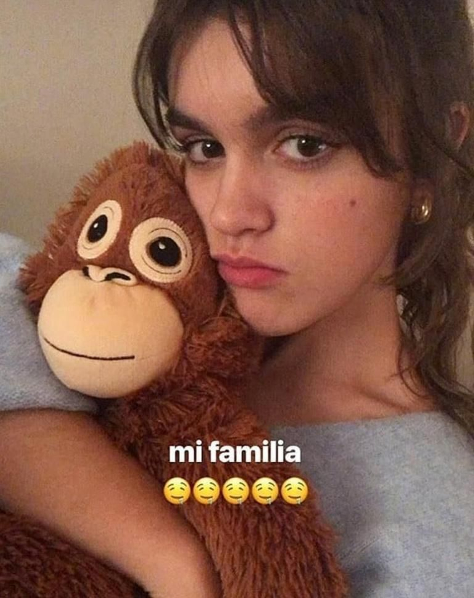 La cantante, con su nueva imagen con flequillo y un peluche.