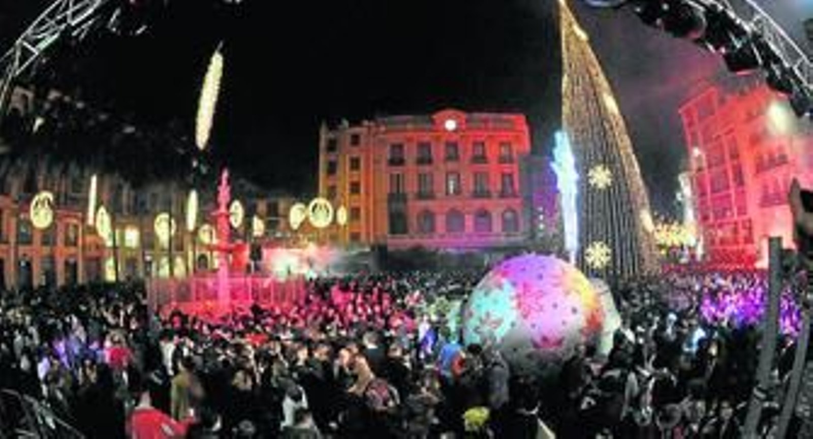 La plaza de la Constitución es el punto  de encuentro de cientos de malagueños y foráneos que se reúnen para comerse las uvas.