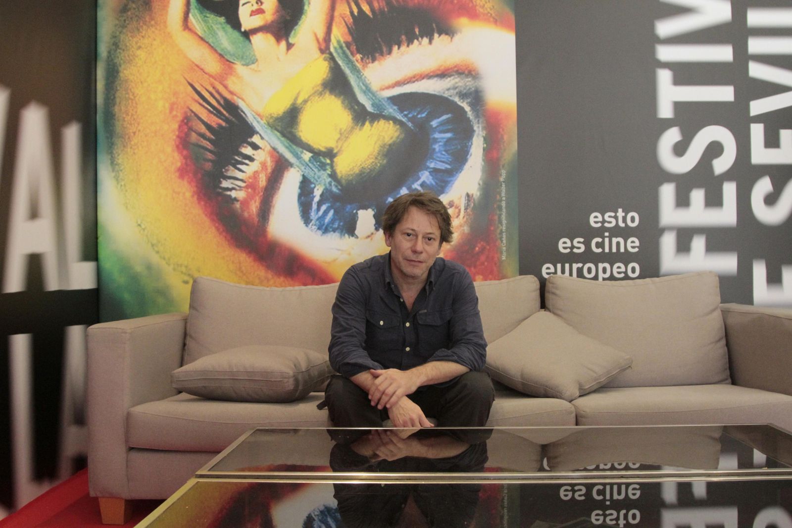 El cineasta francés Mathieu Amalric (Neuilly-sur-Seine, 1965), ayer tras la proyección de la película; abajo, Jeanne Balibar en una imagen de la misma.