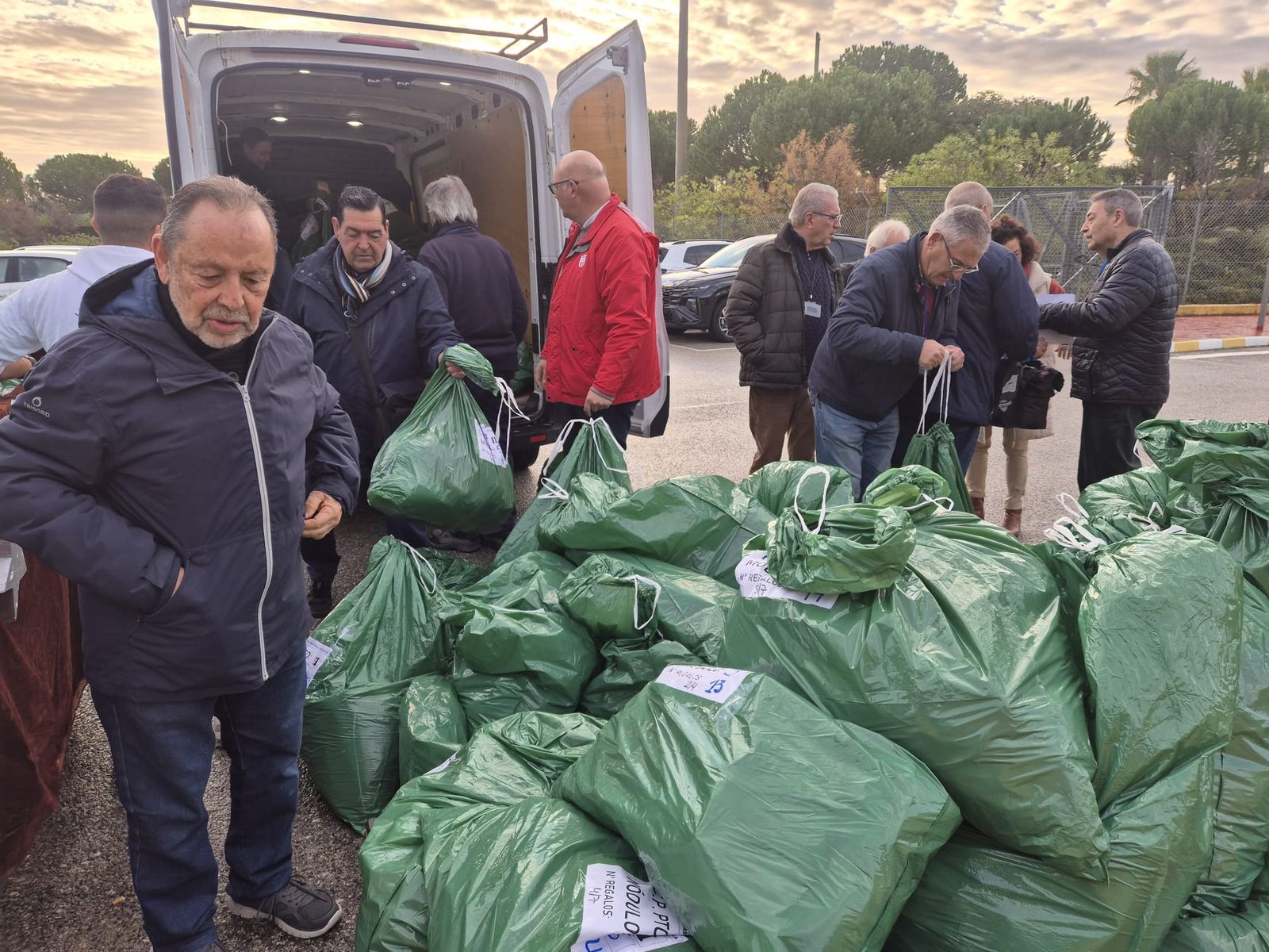 Voluntarios de la pastoral, preparando el material.
