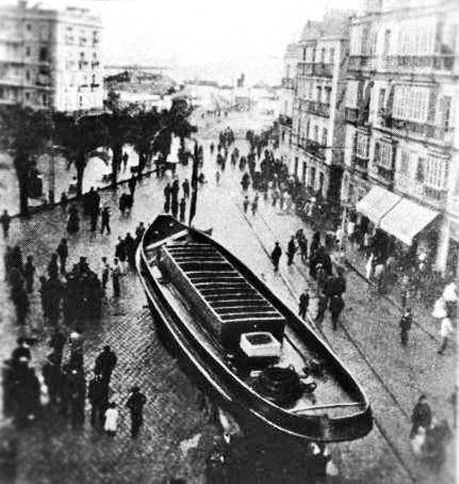 La embarcación es conducida hacia el muelle por San Juan de Dios, entonces plaza de Isabel II.