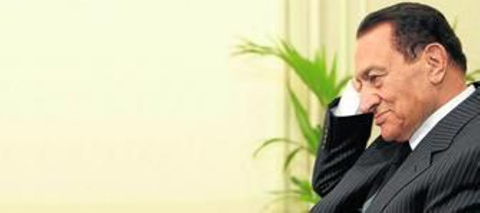 Gamal (centro) y Alaa Mubarak, con su madre.